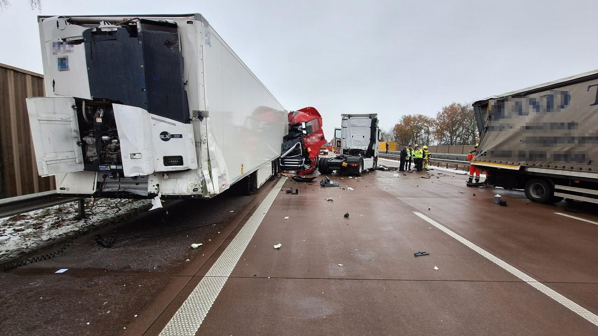 Auf der A1 krachten drei Lkw ineinander.