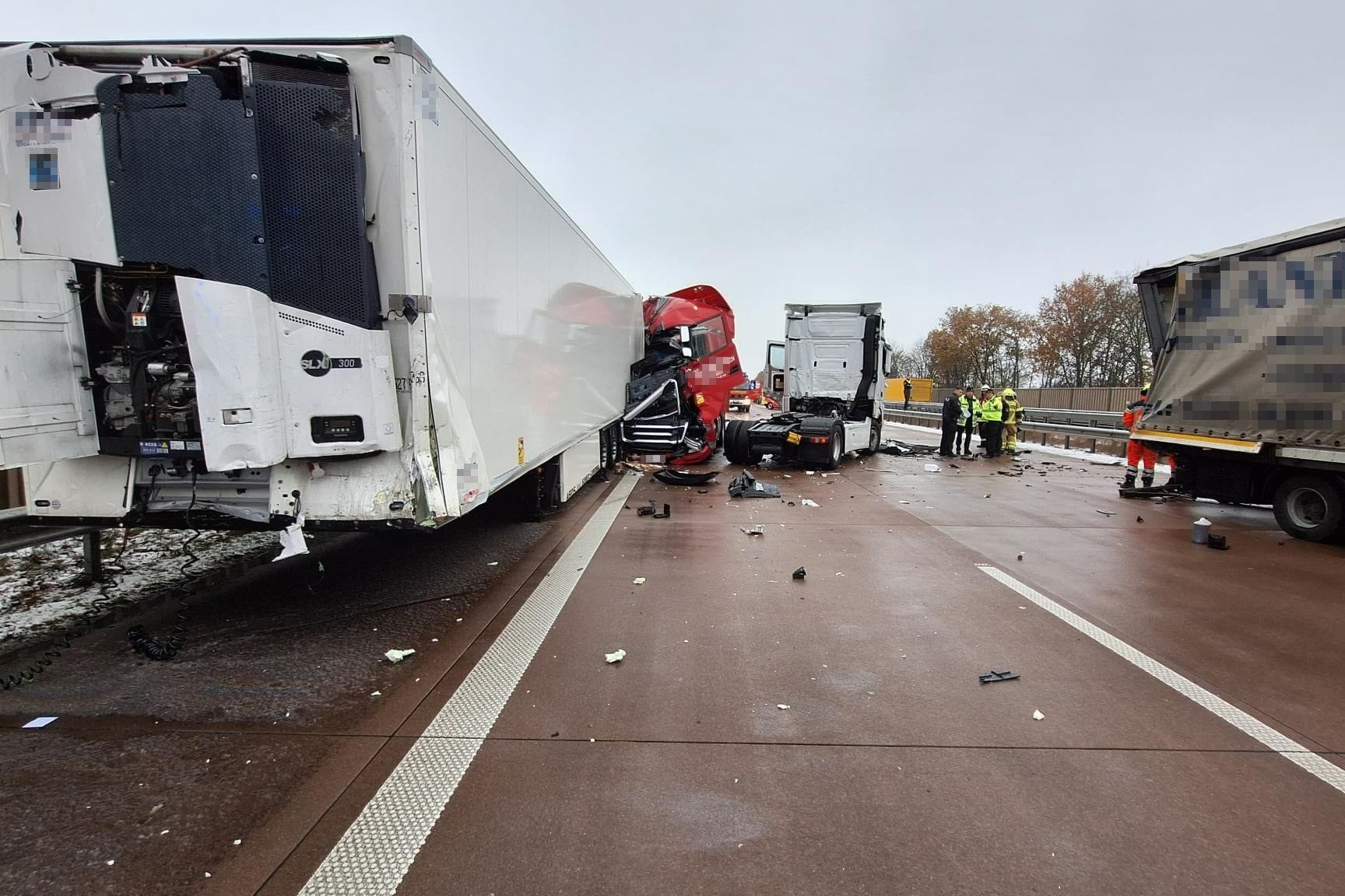 Auf der A1 krachten drei Lkw ineinander.