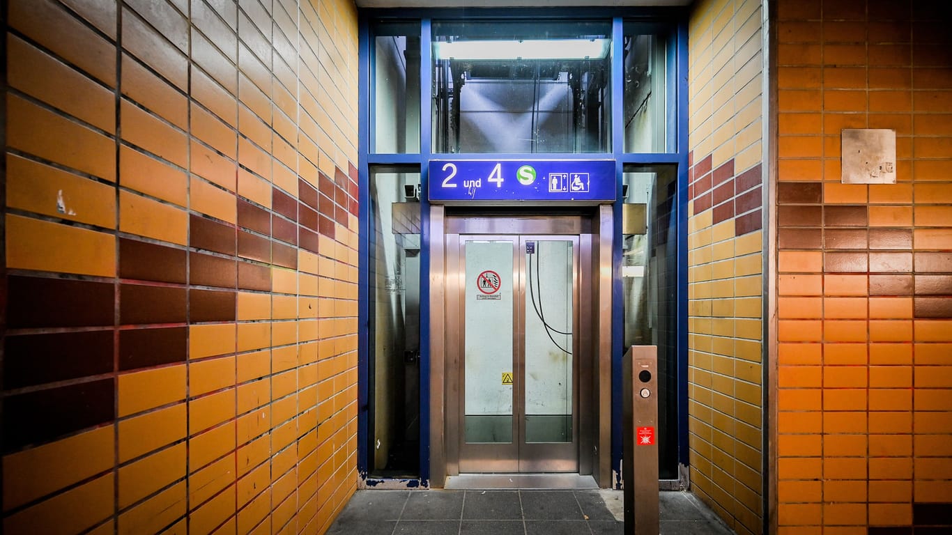 Ein Fahrstuhl an einem Bahnhof (Symbolbild): Die Polizei hat ein Ermittlungsverfahren gegen die vier Erwachsenen eingeleitet.
