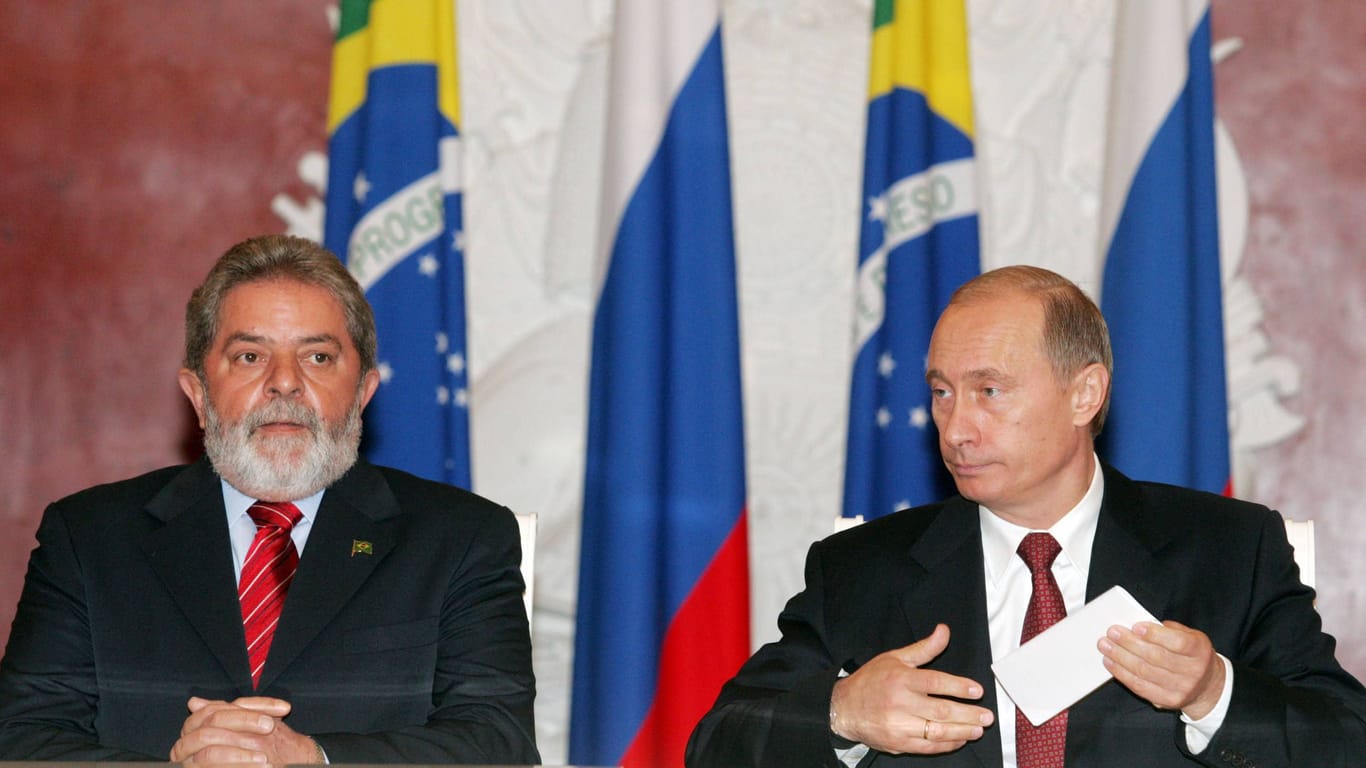 Lula und Putin im Jahr 2005 (Archivbild): Ob der russische Präsident in Brasilien verhaftet wird, ließ der brasilianische Präsident offen.