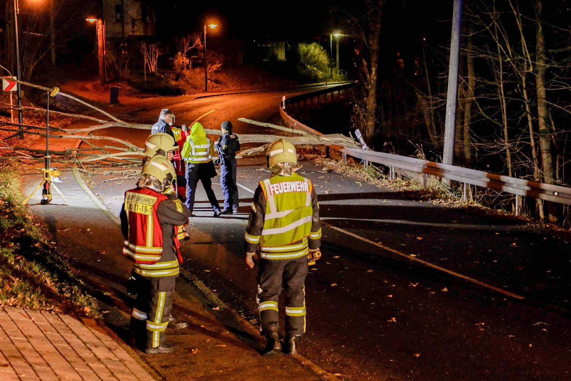 Umgeknickte Bäume versperren eine Straße (Archivbild): In Bayern gab es in der Nacht zu Samstag verhältnismäßig wenig Unwettereinsätze.