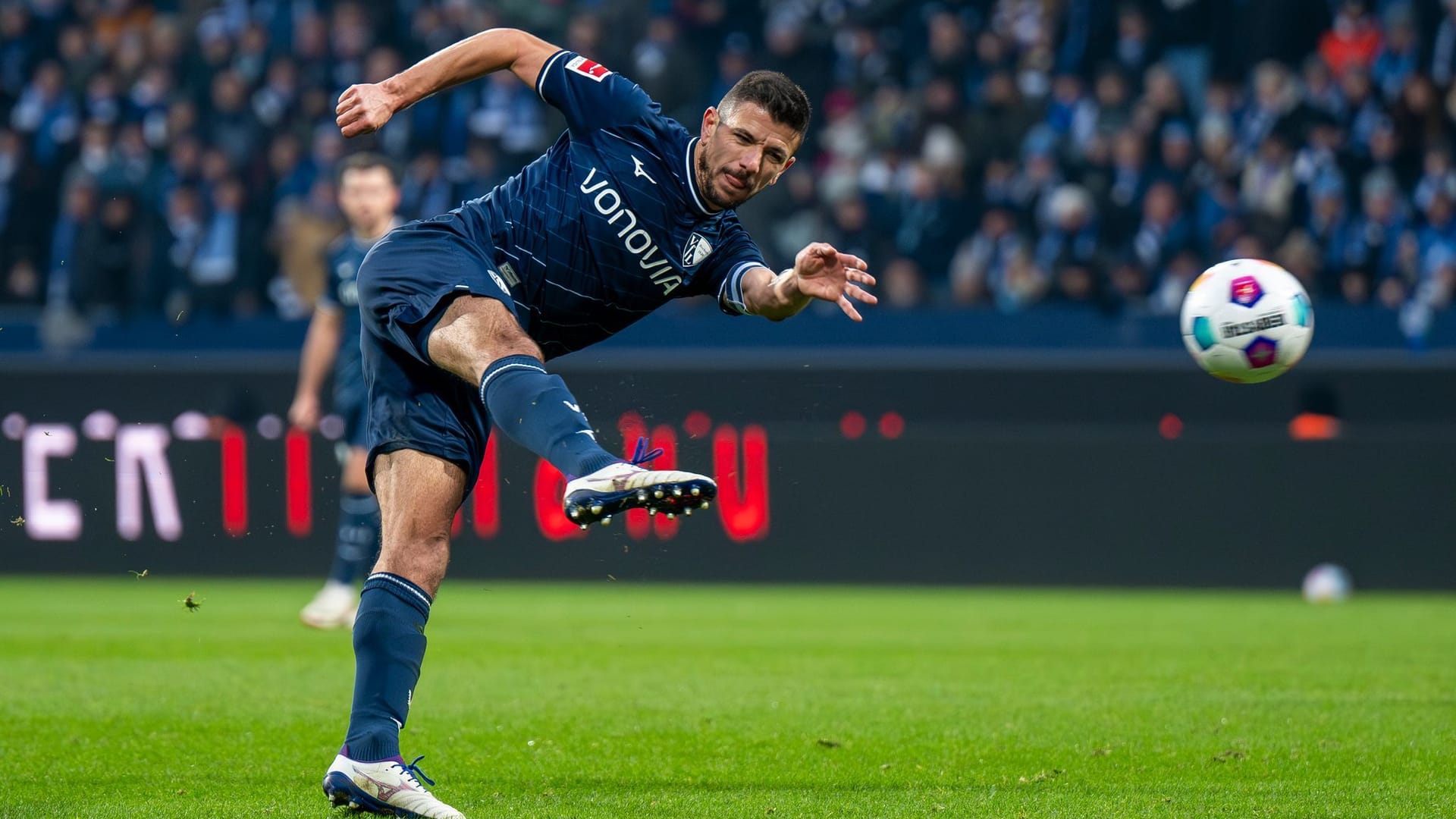 Anthony Losilla schießt auf das Tor: Die Bochumer gewannen gegen Wolfsburg. Anthony Losilla schießt auf das Tor: Die Bochumer gewannen gegen Wolfsburg.