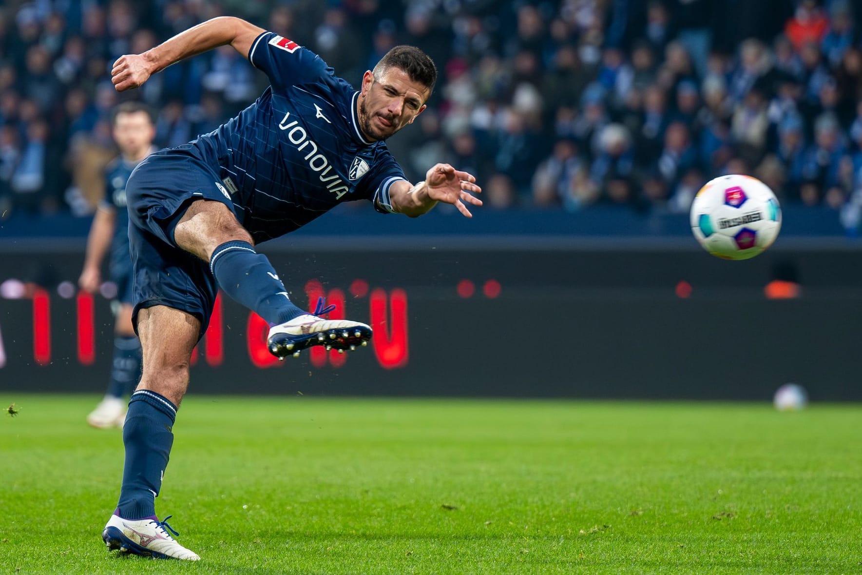 Anthony Losilla schießt auf das Tor: Die Bochumer gewannen gegen Wolfsburg.