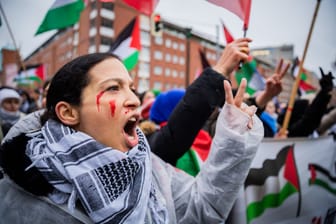 Eine Teilnehmerin skandiert bei einer Demonstration unter dem Motto «Deutschlandweite Solidarität mit Palästina» Parolen für die Freiheit von Gaza. Mehrere Hundert Menschen haben in Berlin für ein Ende des Kriegs im Nahen Osten demonstriert.