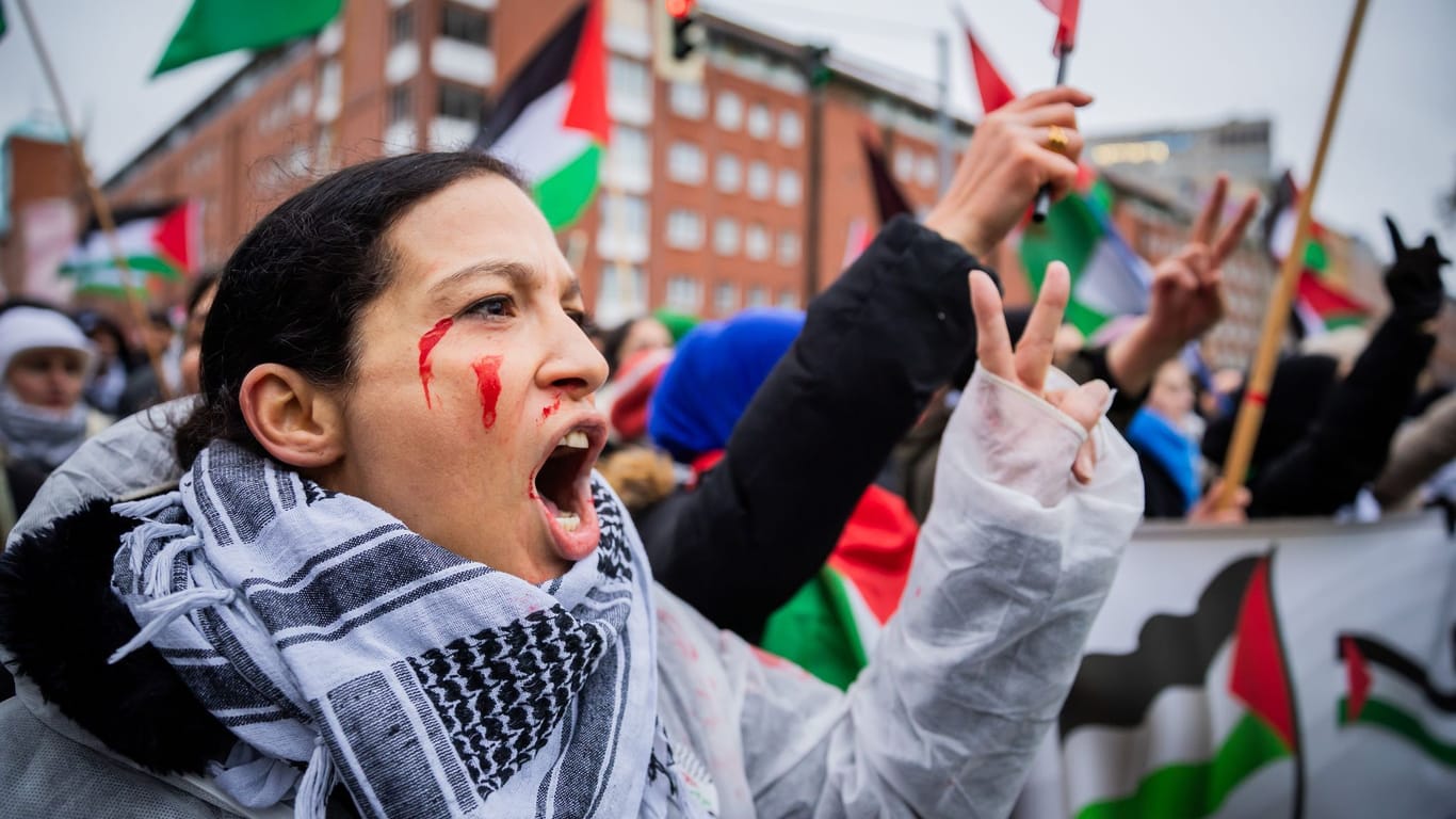 Eine Teilnehmerin skandiert bei einer Demonstration unter dem Motto «Deutschlandweite Solidarität mit Palästina» Parolen für die Freiheit von Gaza. Mehrere Hundert Menschen haben in Berlin für ein Ende des Kriegs im Nahen Osten demonstriert.