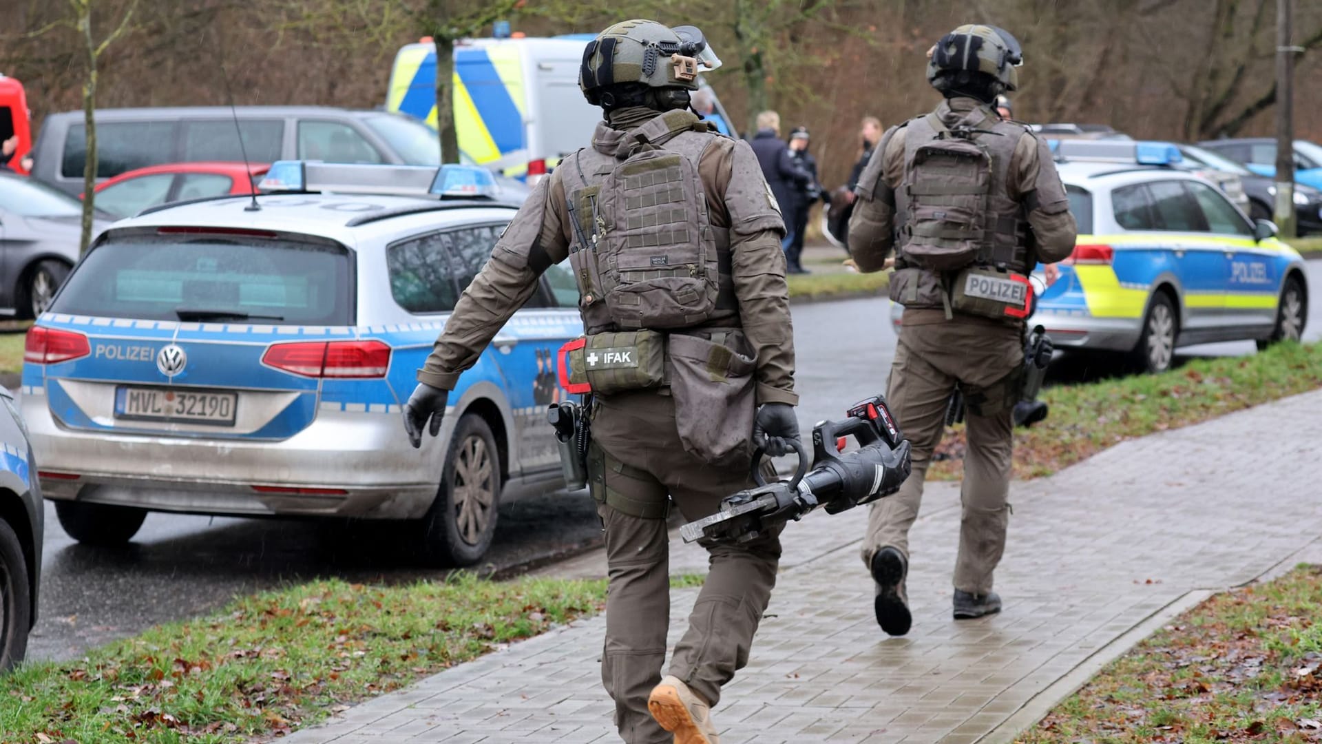 Schwerin: Eine Spezialeinheit der Polizei kommt bei einer geplanten Abschiebung zum Einsatz.