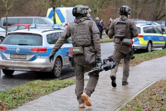 Schwerin: Eine Spezialeinheit der Polizei kommt bei einer geplanten Abschiebung zum Einsatz.