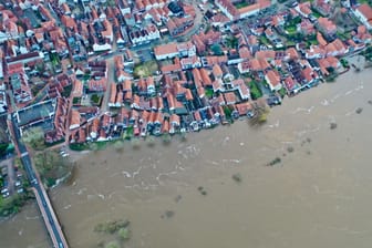 Dramatische Bilder von Verden an der Aller: Die Flut hat bereits Teile der Altstadt unter Wasser gesetzt.