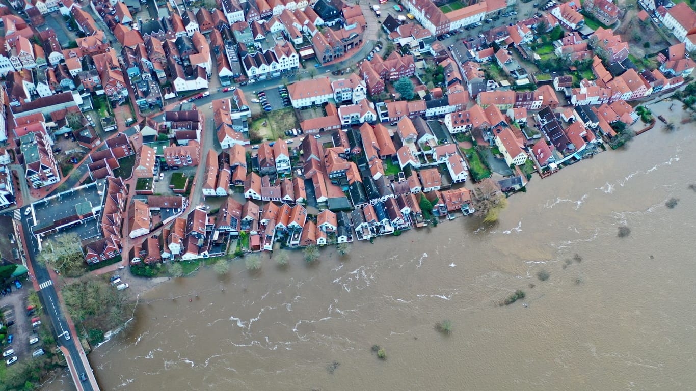 Dramatische Bilder von Verden an der Aller: Die Flut hat bereits Teile der Altstadt unter Wasser gesetzt.