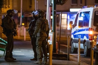 Polizisten bei einer Razzia im Rauschgiftmilieu in Essen (Archivbild): Die Gewerkschaft der Polizei fordert mehr Beamten im Kampf gegen die organisierte Kriminalität.