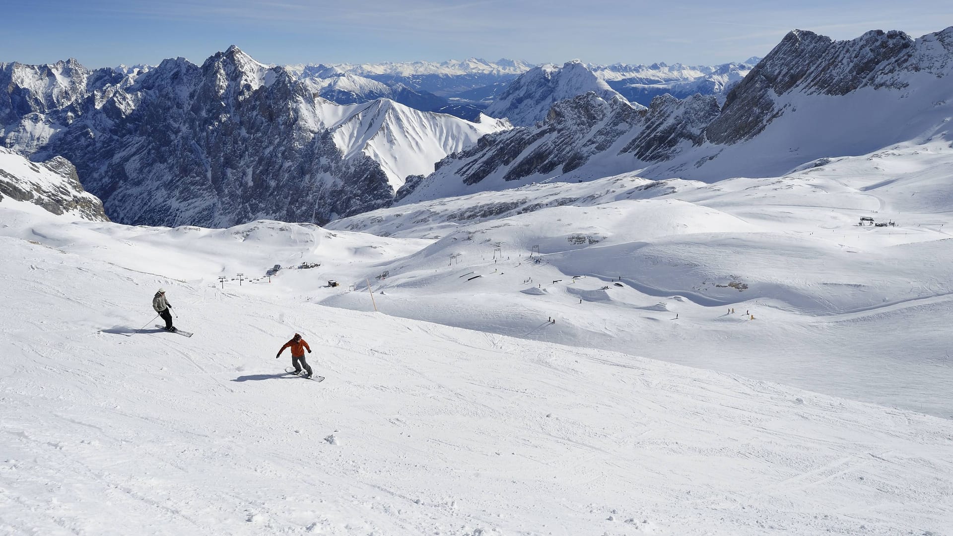 Ski-Idylle auf der Zugspitze (Archivbild): Sportler finden Leiche.