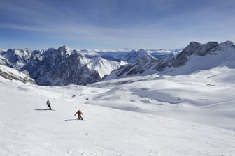 Ski-Idylle auf der Zugspitze (Archivbild): Sportler finden Leiche.