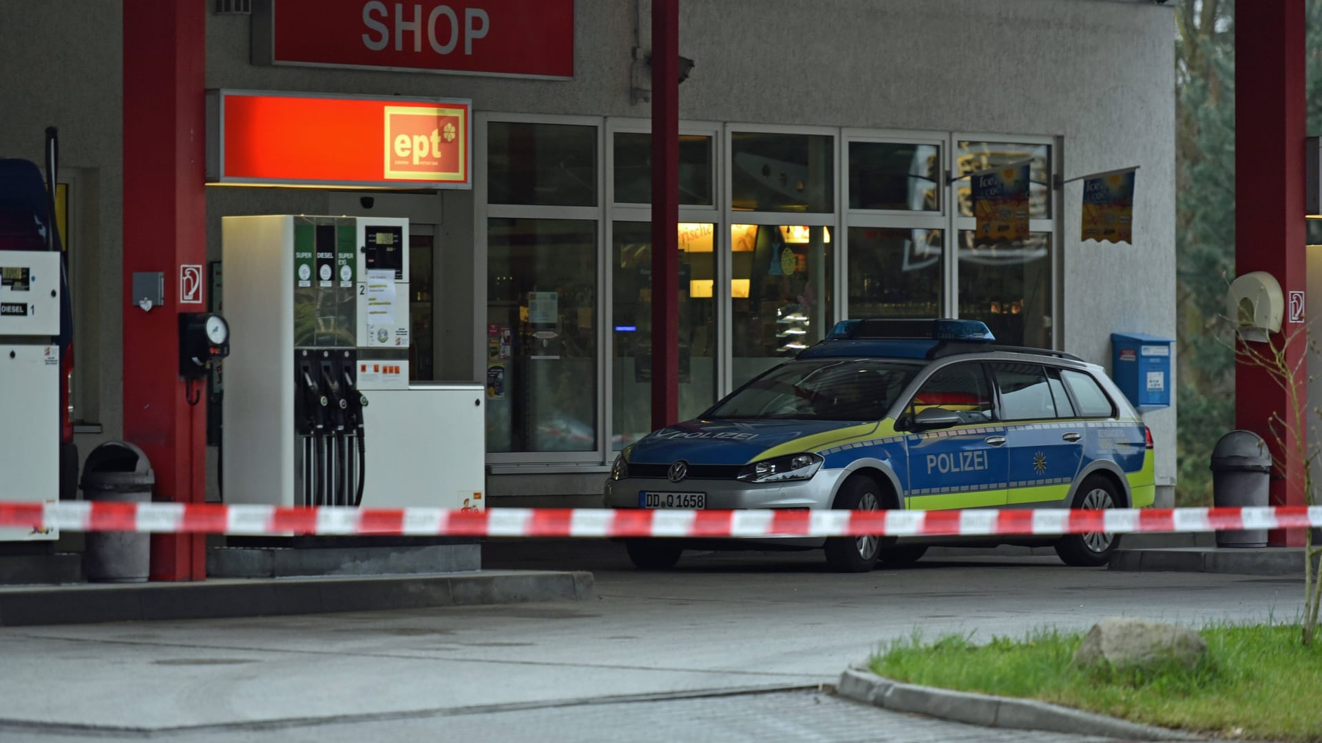 Polizei an einer Tankstelle (Archivbild): In Hannover ist es zu einem bewaffneten Überfall gekommen.