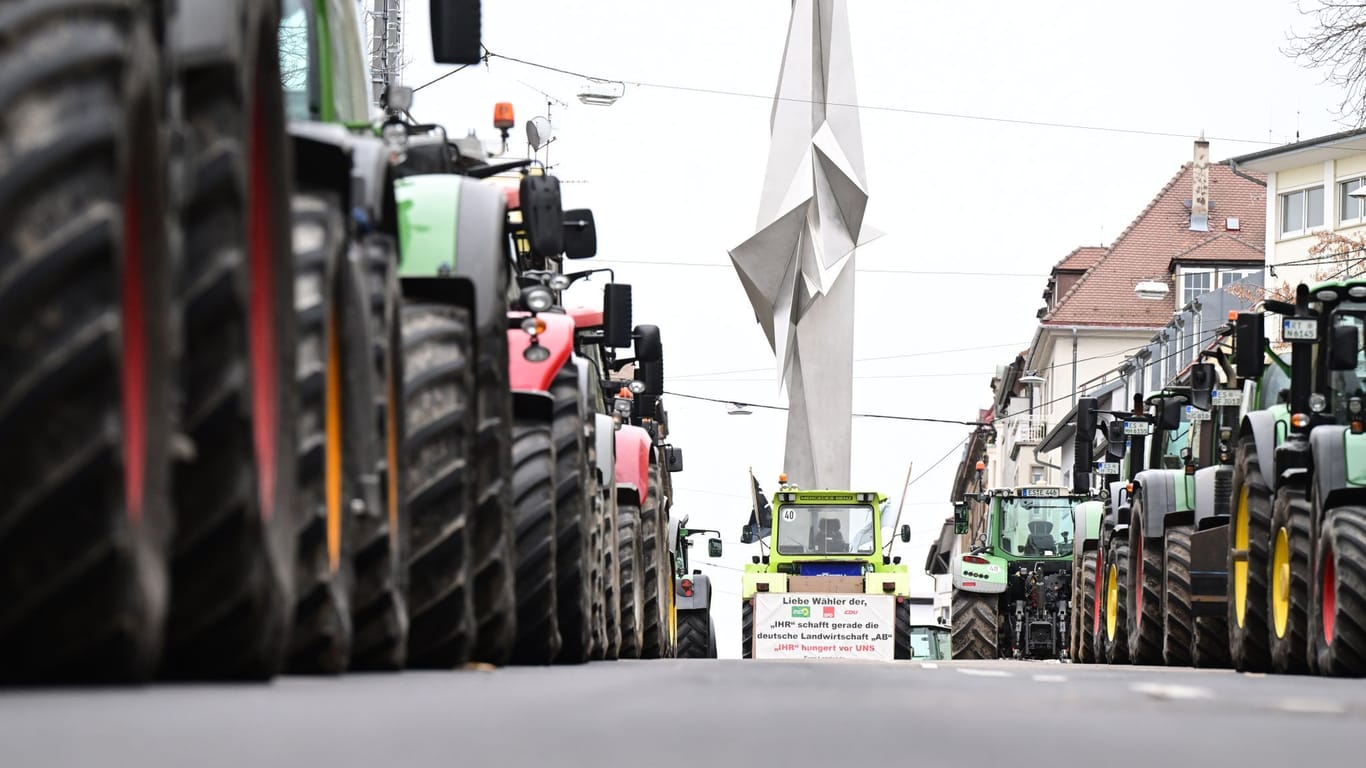 Landwirte demonstrieren mit ihren Traktoren in der Stuttgarter Innenstadt.