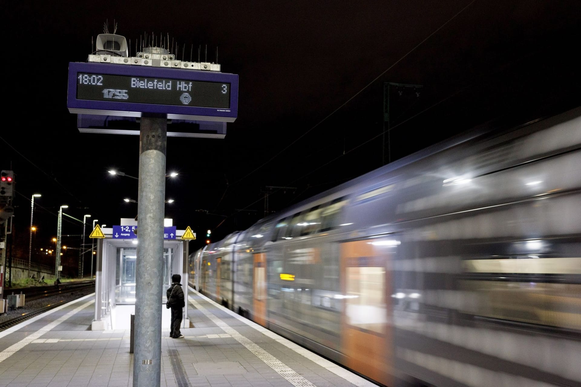 Deutsche Bahn bringt neue Monitore an