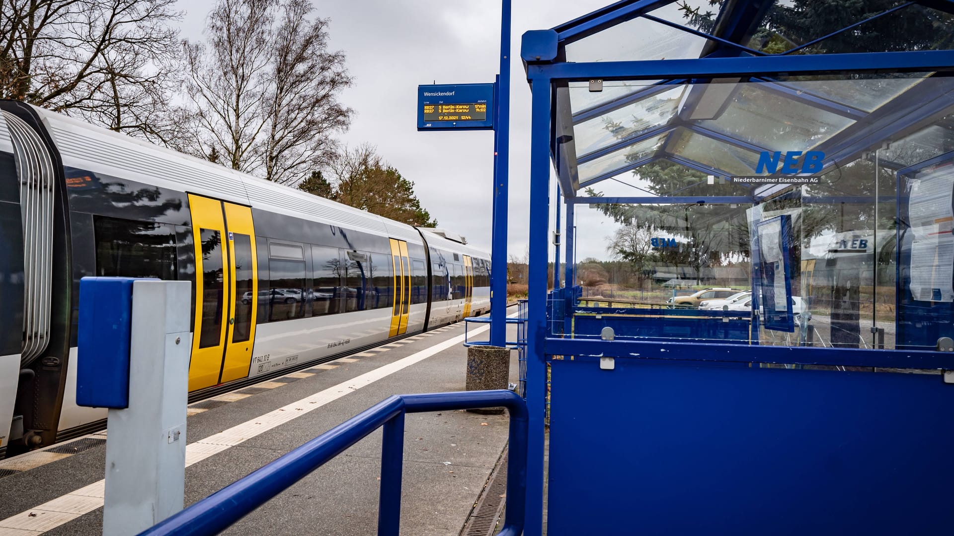 Zug der Bahngesellschaft NEB (Archivbild): Die Strecke war vorübergehend gesperrt.