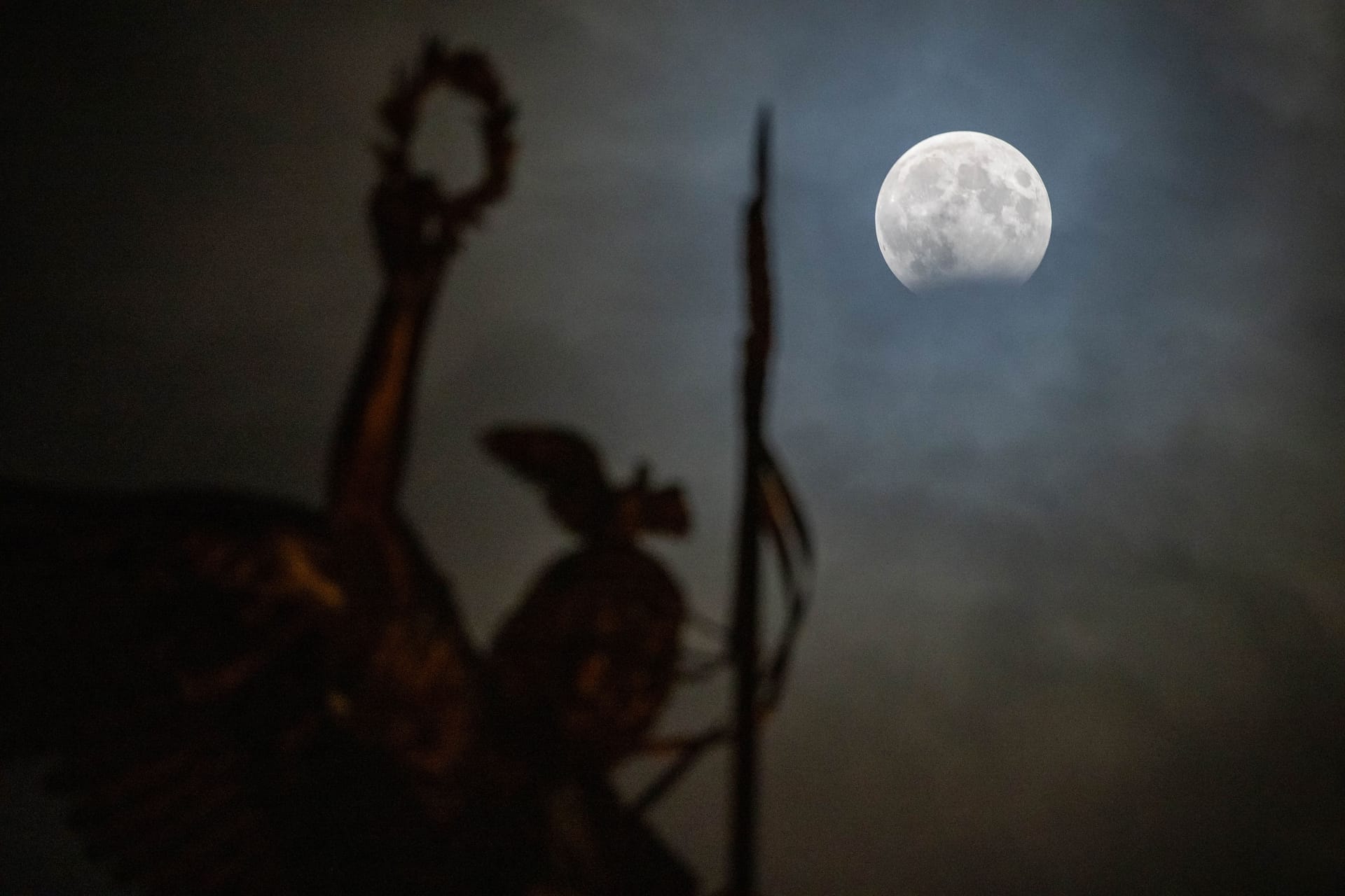 Partielle Mondfinsternis hinter der Siegessäule in Berlin: 2024 ist dieses Schauspiel nur einmal in Mitteleuropa zu sehen.