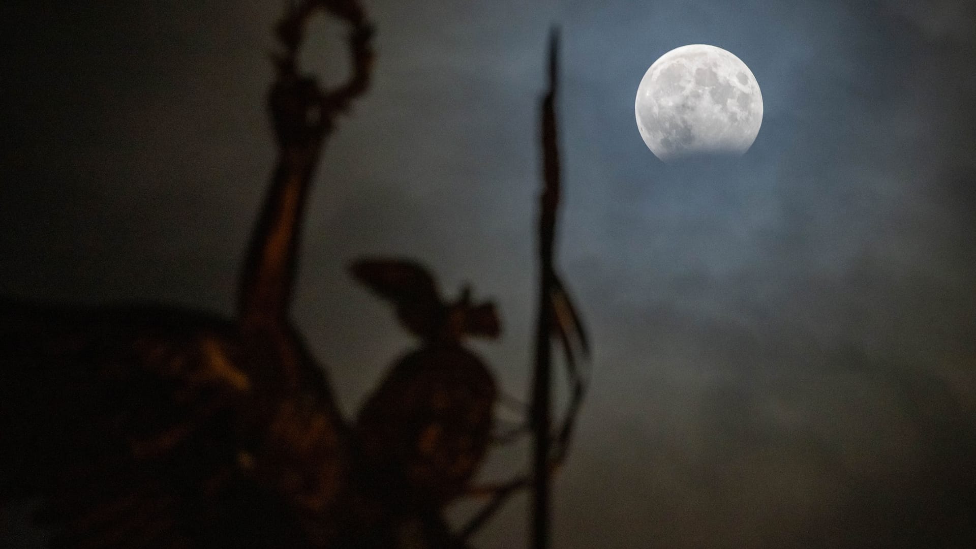 Partielle Mondfinsternis hinter der Siegessäule in Berlin: 2024 ist dieses Schauspiel nur einmal in Mitteleuropa zu sehen.