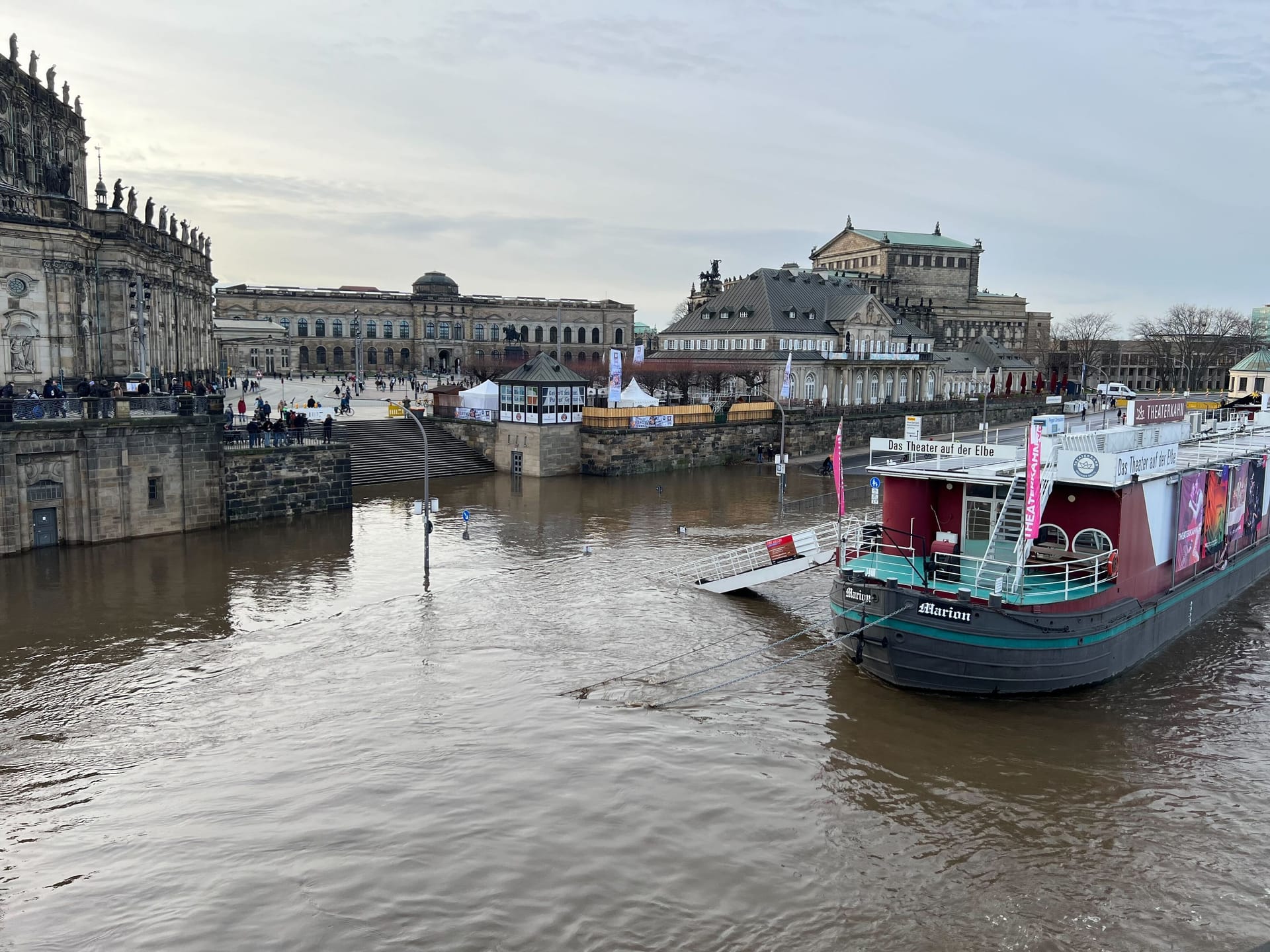 Der Theaterkahn am Terrassenufer ist völlig unzugänglich, seine Gangway endet im Wasser.