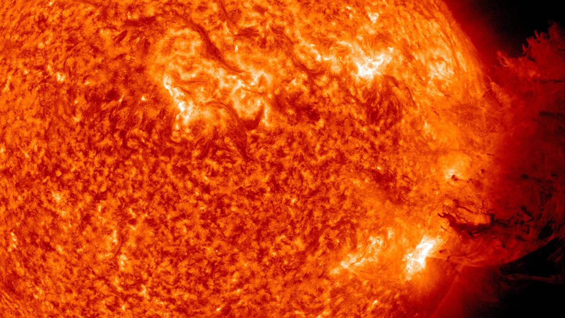 Ein Sonnensturm (rechts im Bild): Diese Aufnahme der Nasa zeigt, wie ein elektromagnetischer Sturm auf der Sonne aussieht.