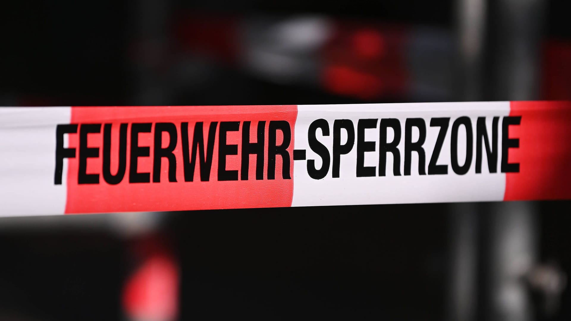 Absperrband mit der Aufschrift "Feuerwehr-Sperrzone" (Symbolbild): Die Feuerwehr sicherte die Dachfläche des Kinos.