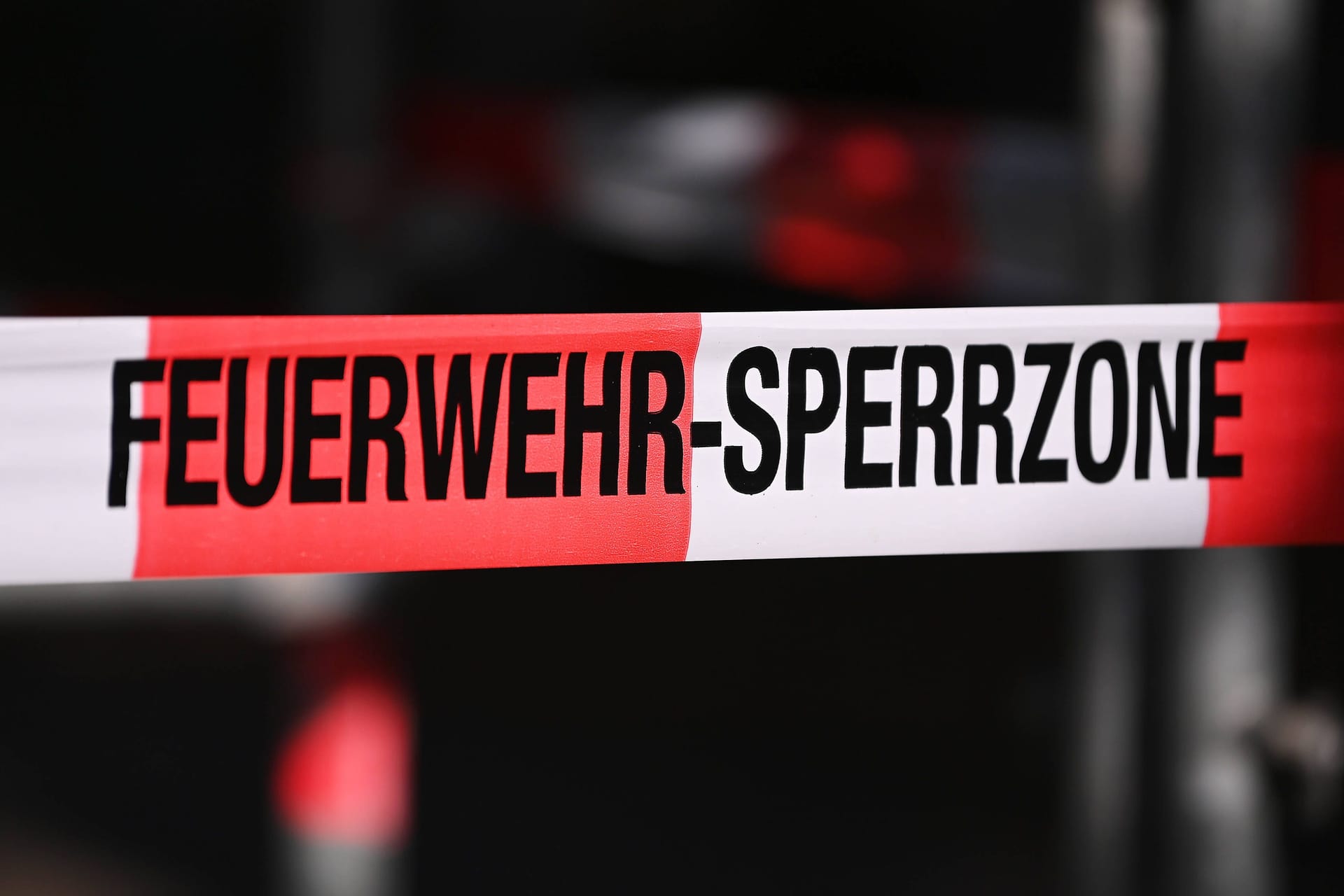 Absperrband mit der Aufschrift "Feuerwehr-Sperrzone" (Symbolbild): Die Feuerwehr sicherte die Dachfläche des Kinos.