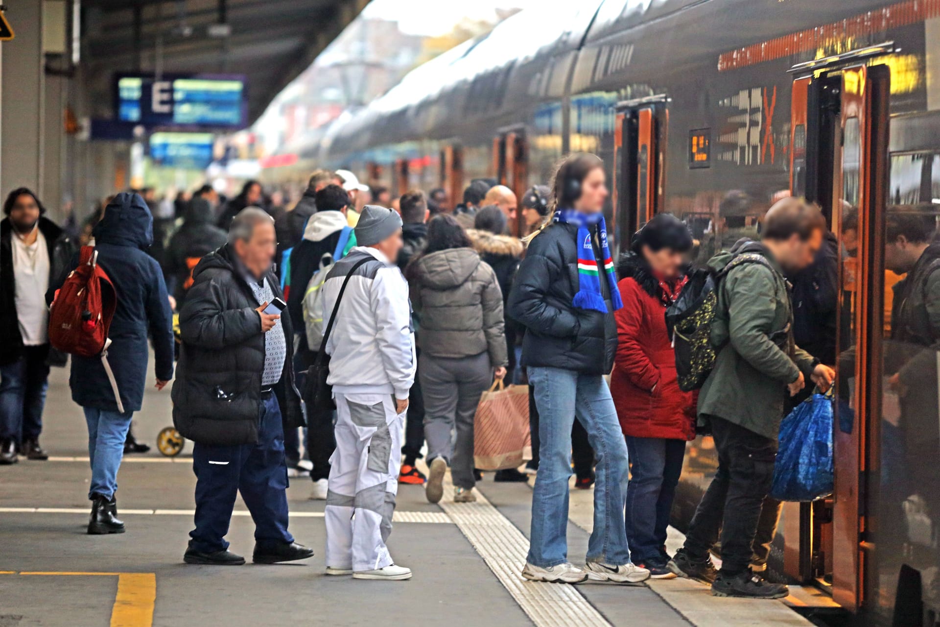 Fahrgäste steigen in einen Regionalexpress (Symbolbild): Im Norden müssen sich Pendler zukünftig weniger Sorgen um Streiks der GDL machen.