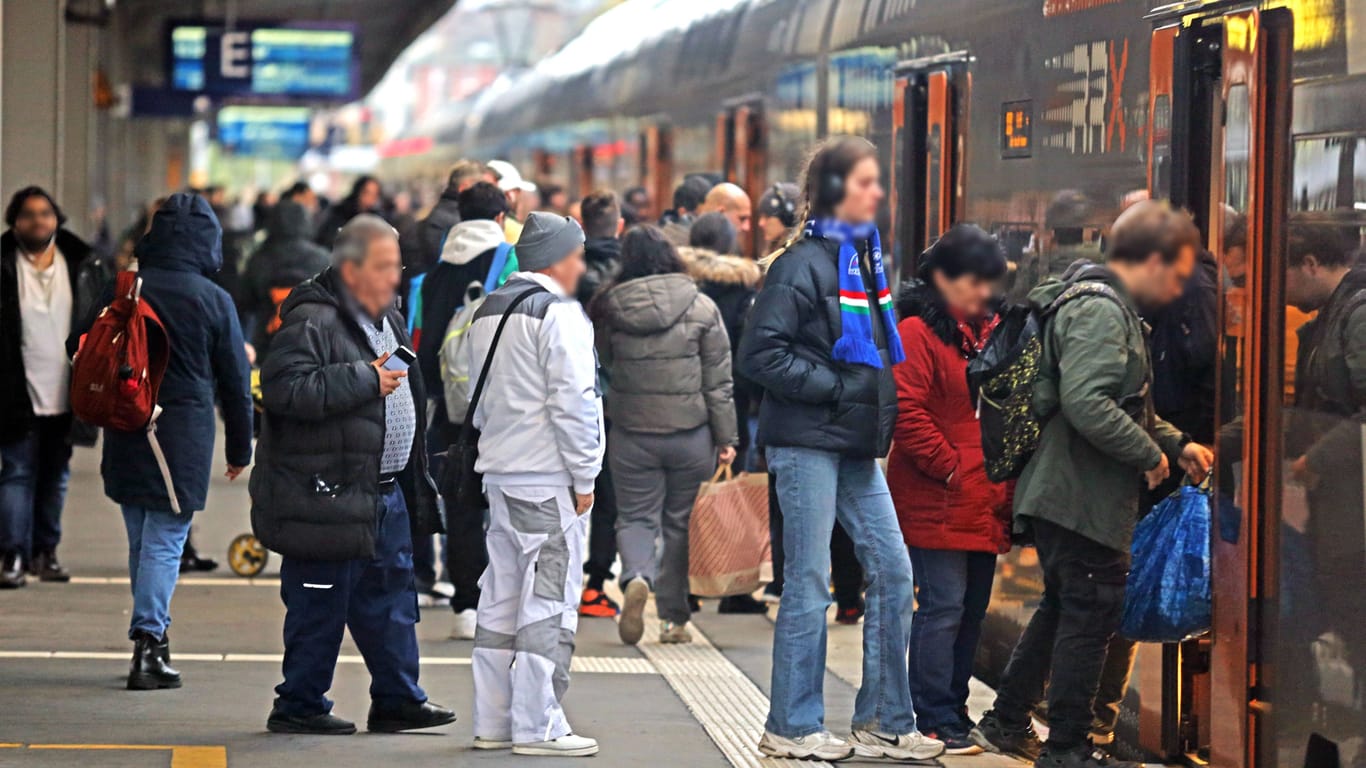 Fahrgäste steigen in einen Regionalexpress (Symbolbild): Im Norden müssen sich Pendler zukünftig weniger Sorgen um Streiks der GDL machen.
