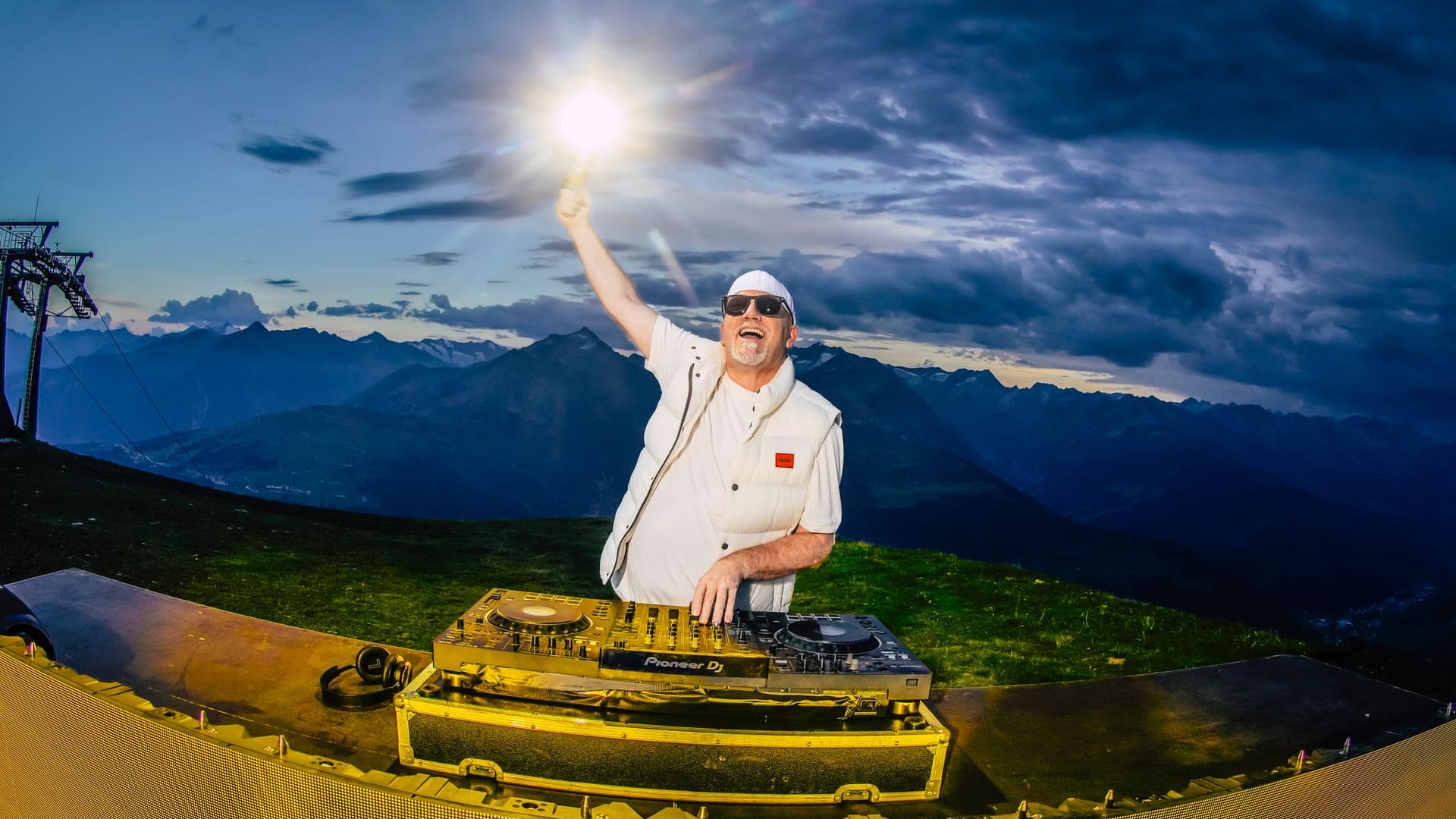 DJ Ötzi am Mischpult auf der Mountain Mania