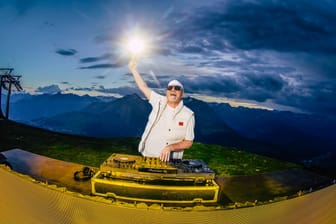 DJ Ötzi am Mischpult auf der Mountain Mania