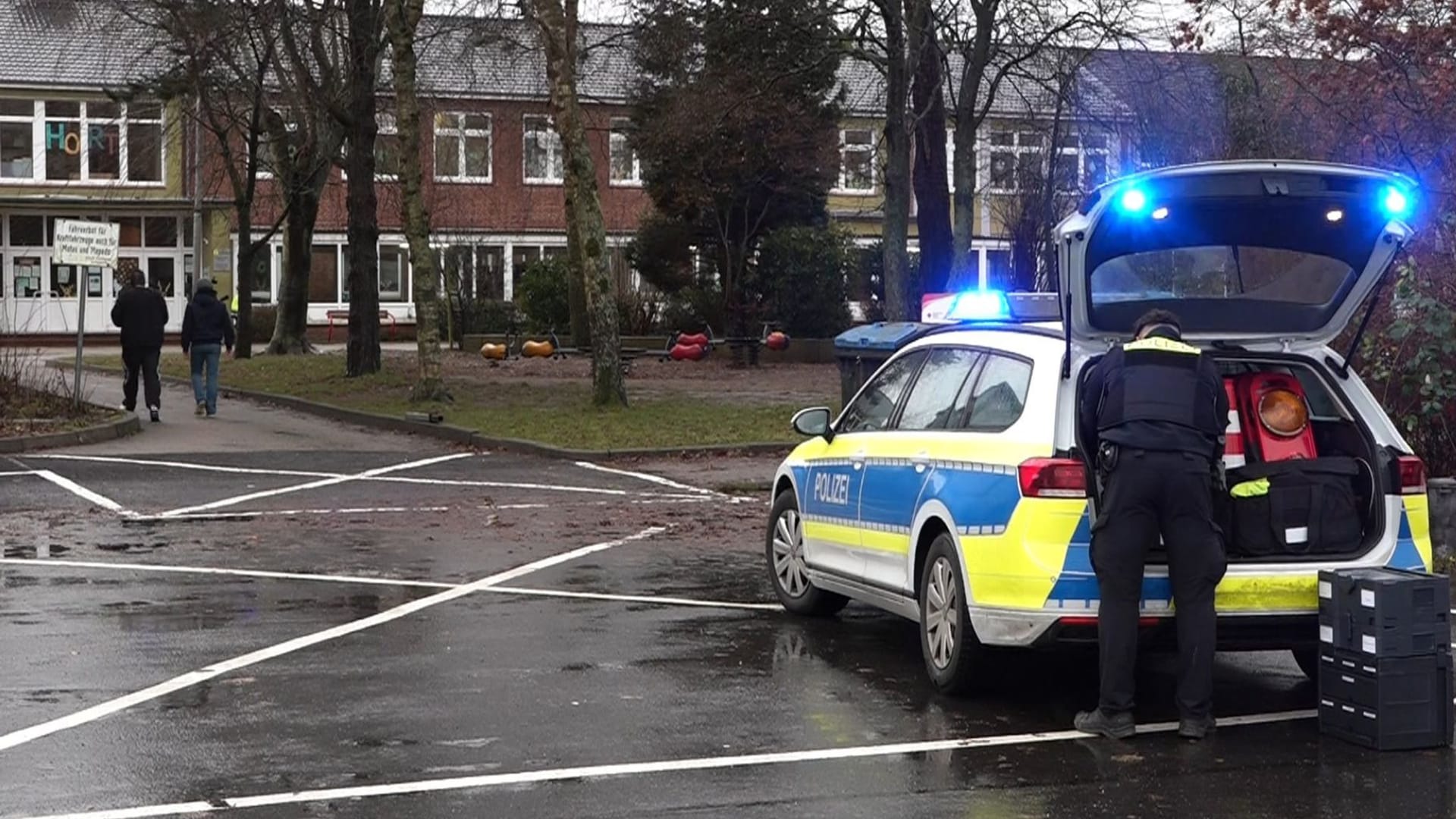 Jugendliche sticht im Klassenraum auf Mitschülerin ein Jugendliche sticht im Klassenraum auf Mitschülerin ein