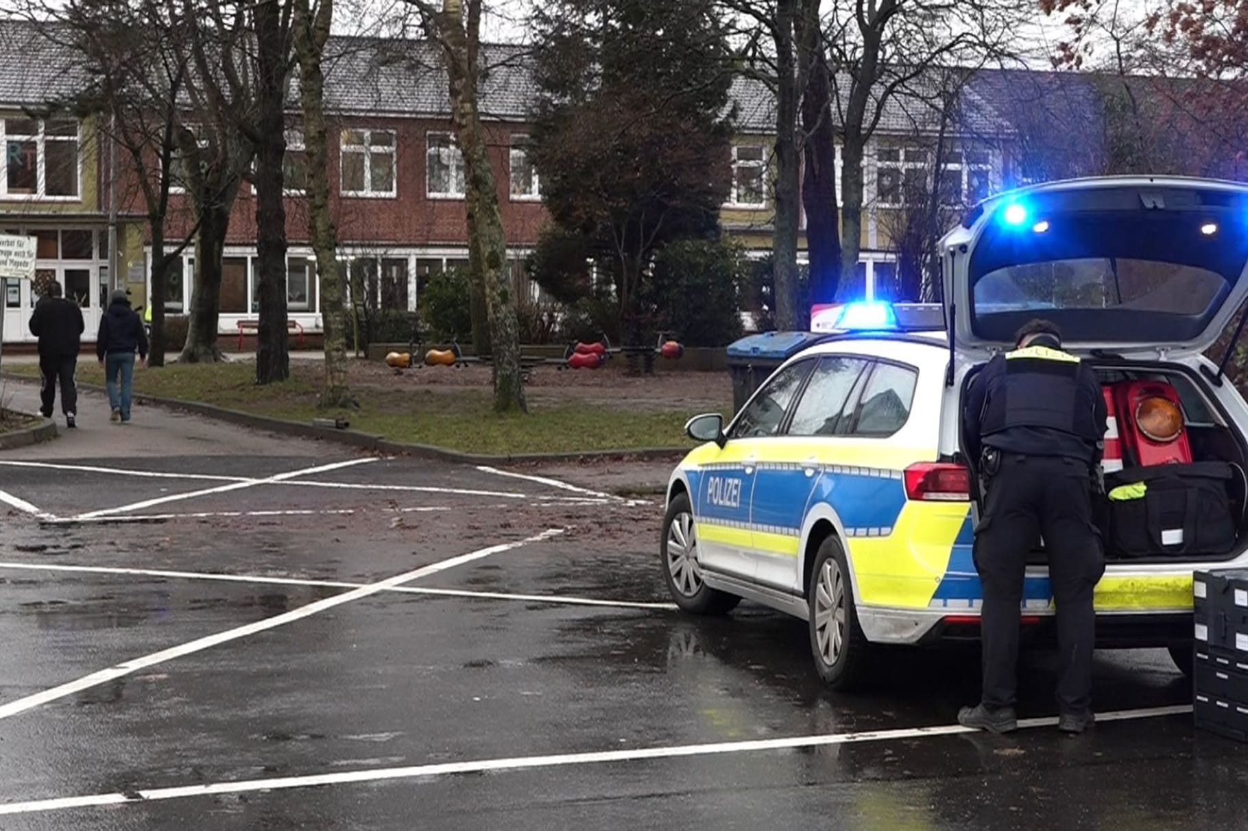 Jugendliche sticht im Klassenraum auf Mitschülerin ein