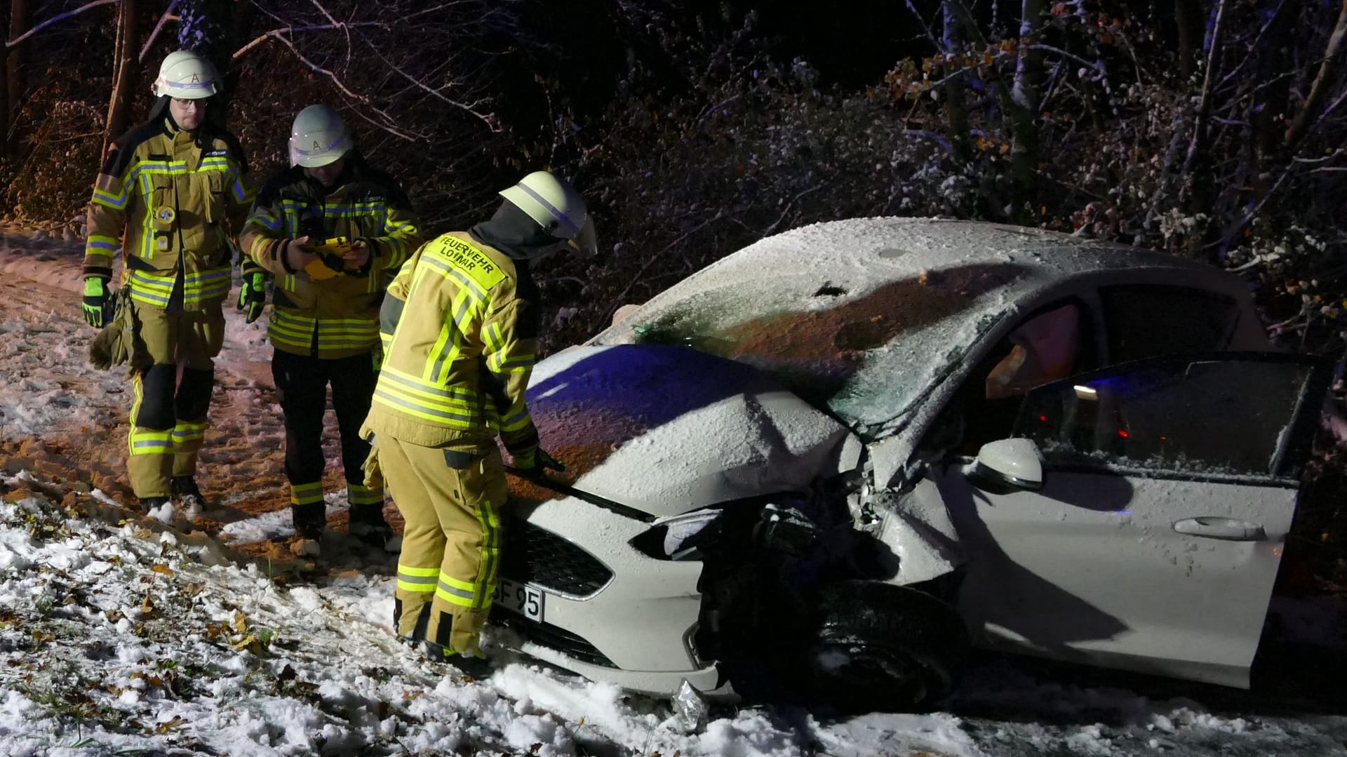 Einsatzkräfte der Feuerwehr Lohmar vor Ort: In der Region hat es am Sonntagabend gleich zweimal gekracht.