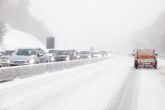 Schneebedeckte Autobahn: Autofahrer sollten sich vor Kälte und Schnee schützen.