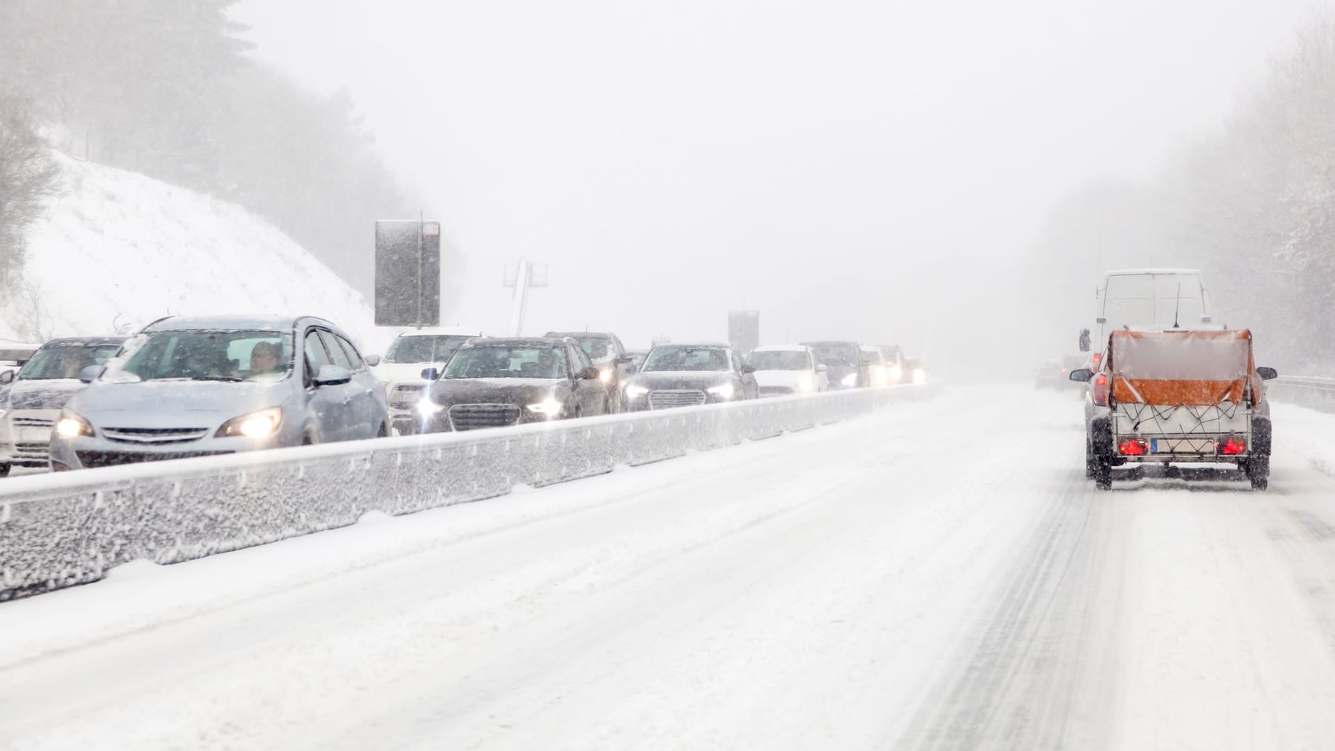 Schneebedeckte Autobahn: Autofahrer sollten sich vor Kälte und Schnee schützen.