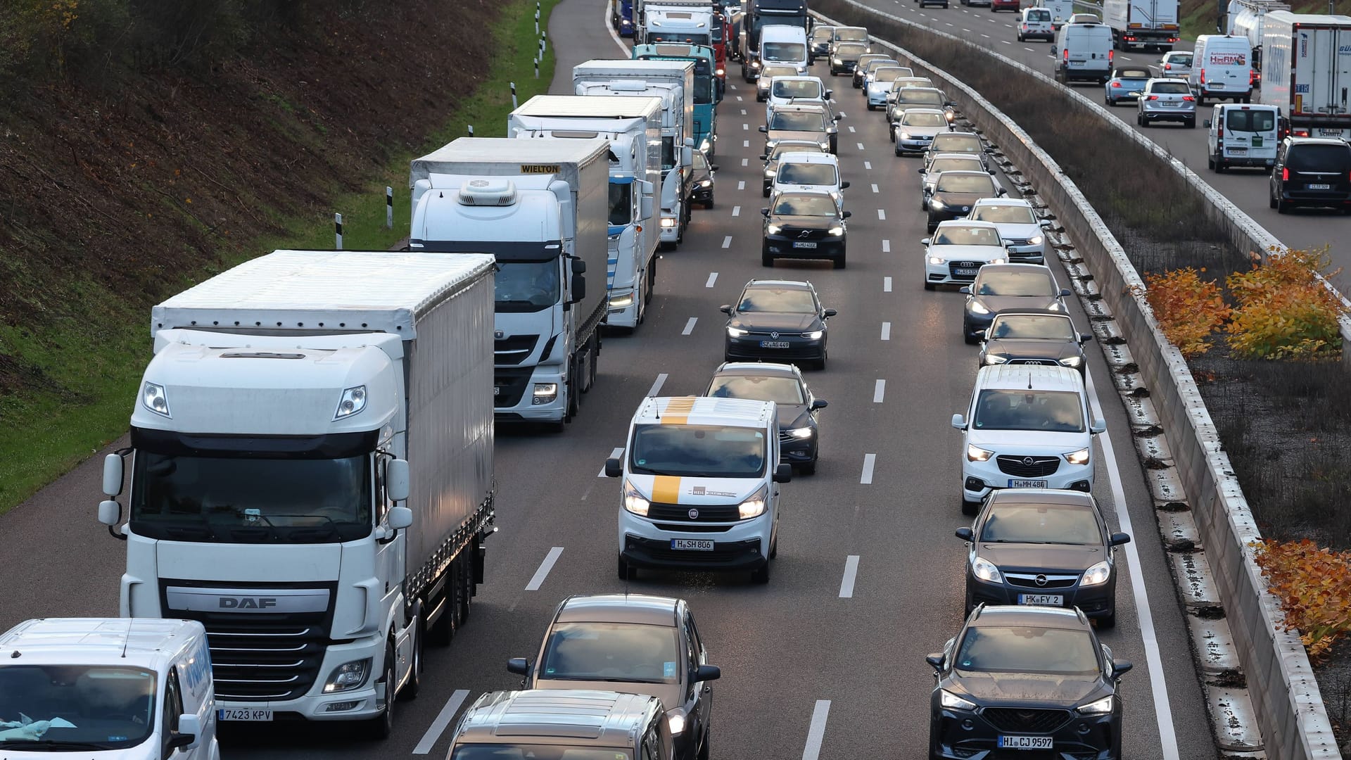 Stau auf der A2 (Symbolbild): Autofahrer müssen am Mittwochmorgen mit Verzögerungen rechnen.