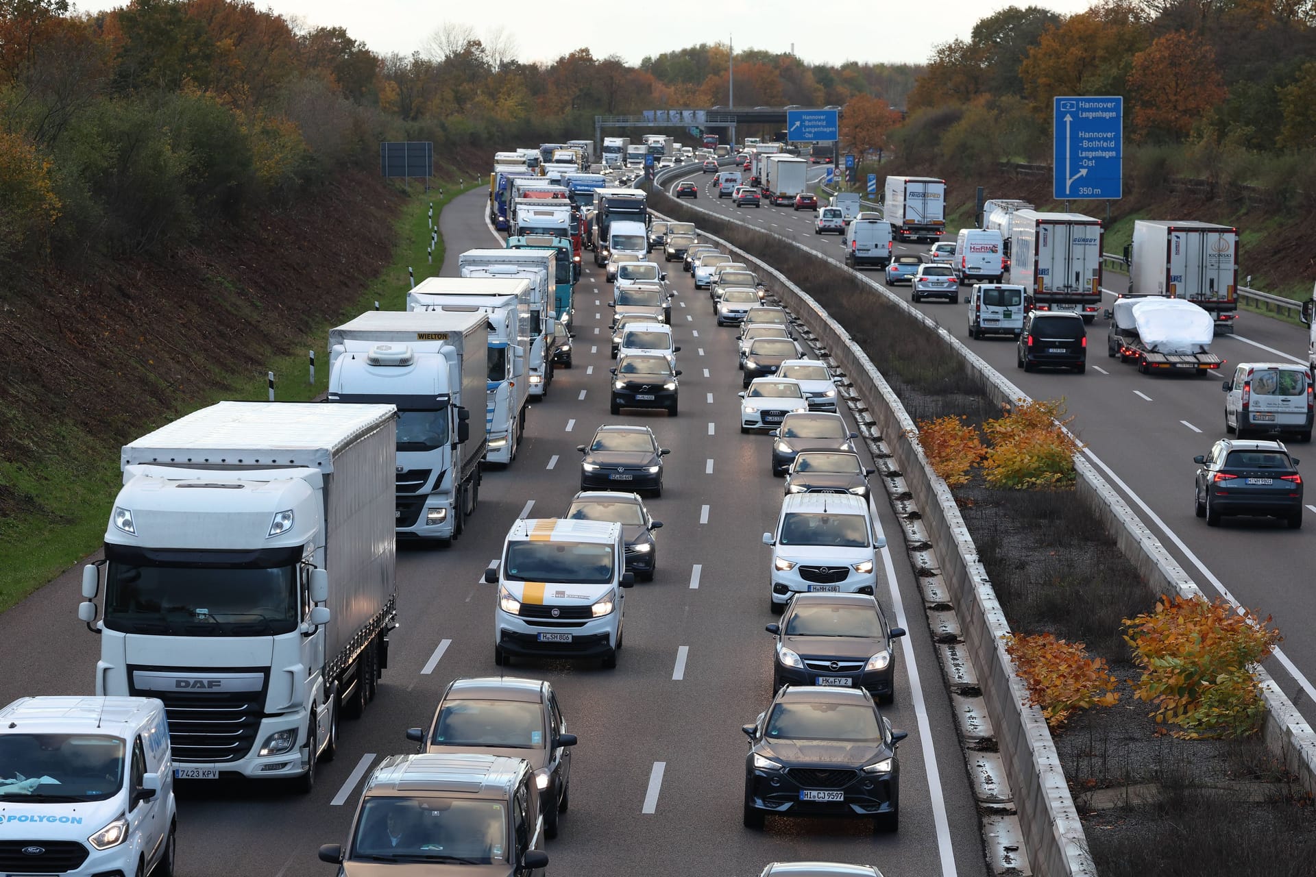 Stau auf der A2 (Symbolbild): Autofahrer müssen am Mittwochmorgen mit Verzögerungen rechnen.