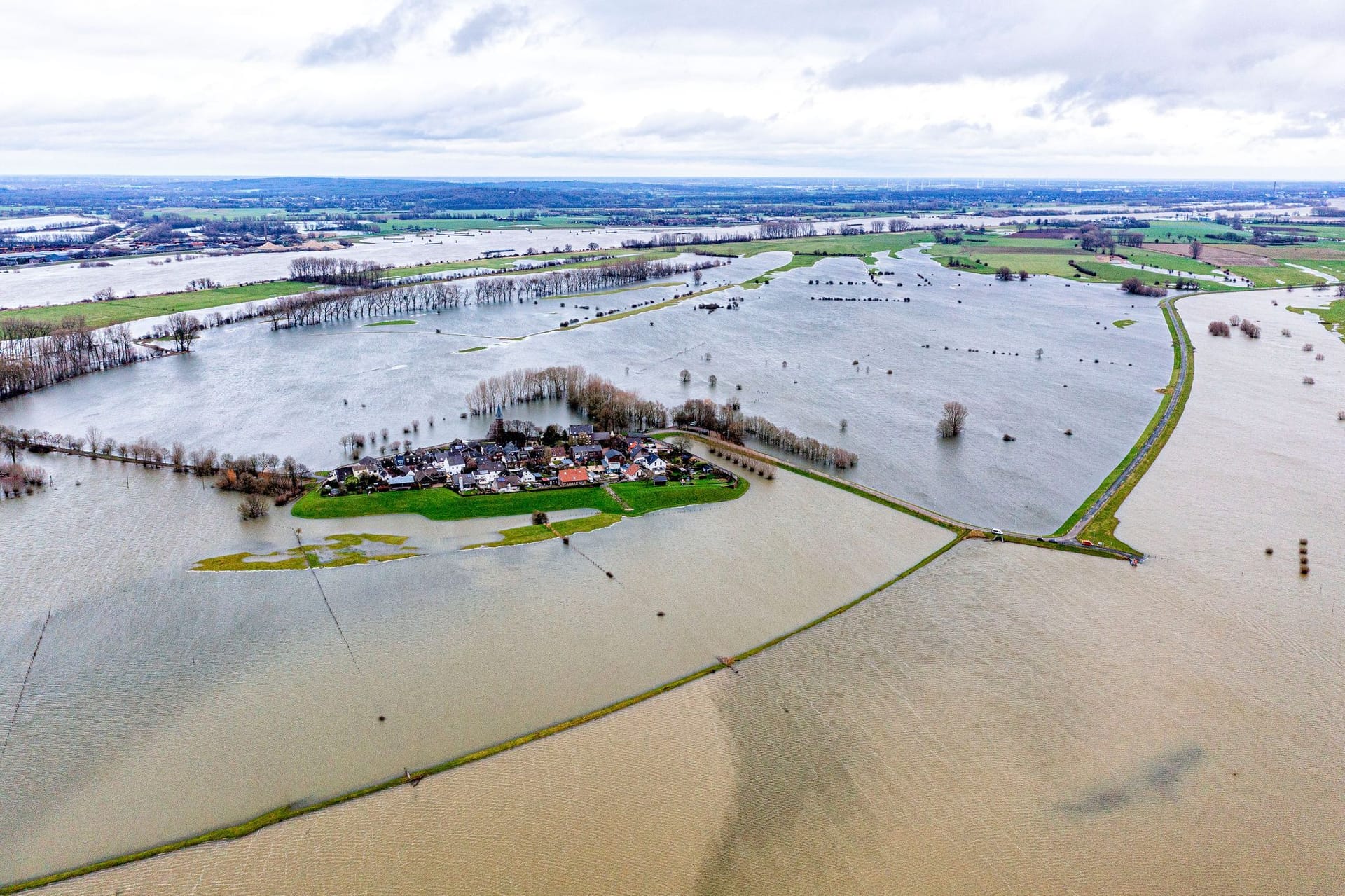 Der Klever Stadtteil Schenkenschanz in Nordrhein-Westfalen ist vom Rheinhochwasser umschlossen.