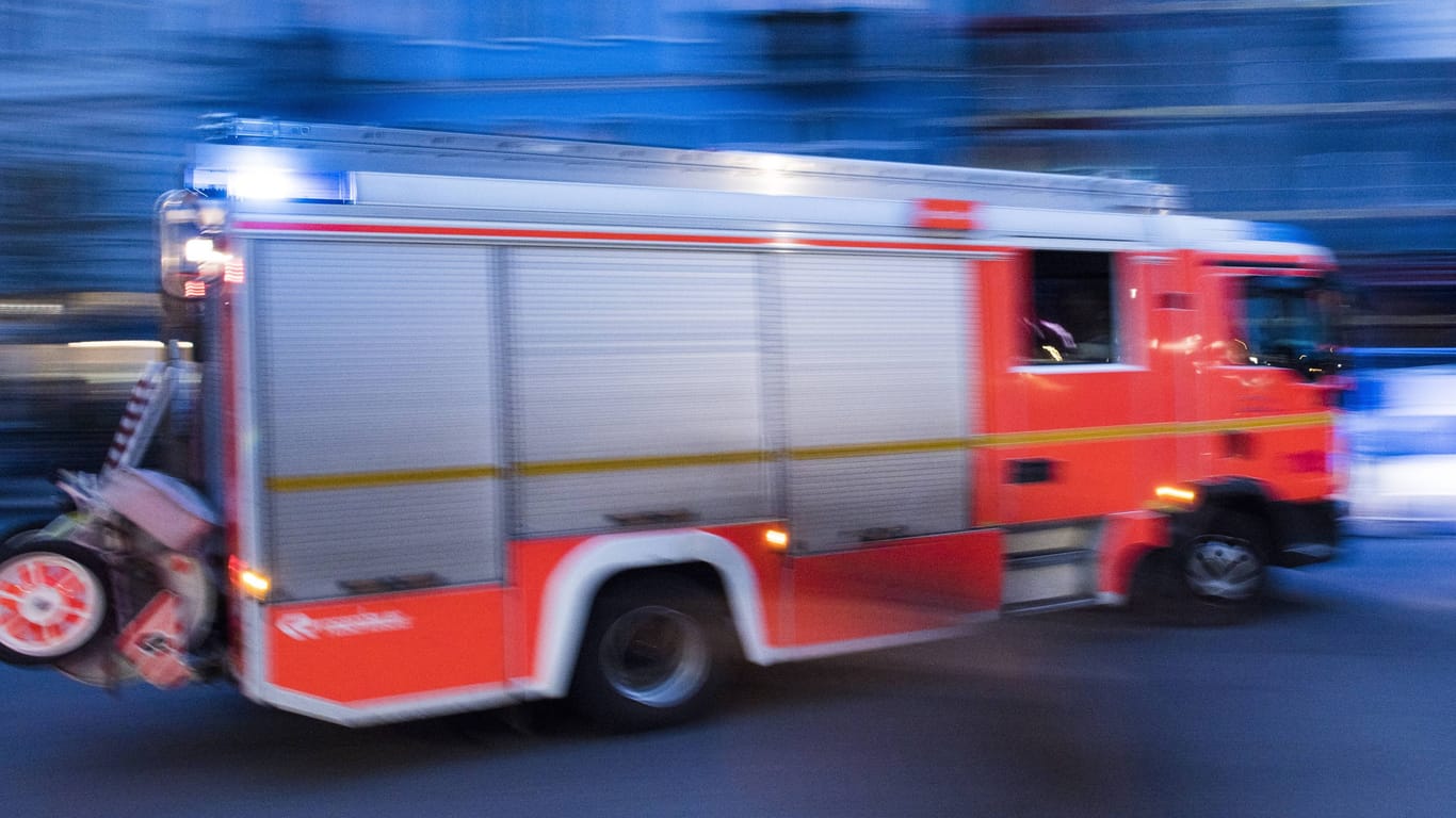 Ein Löschfahrzeug auf dem Weg zum Einsatz (Symbolfoto): In einem Hamburger Hotel ist ein Feuer ausgebrochen.