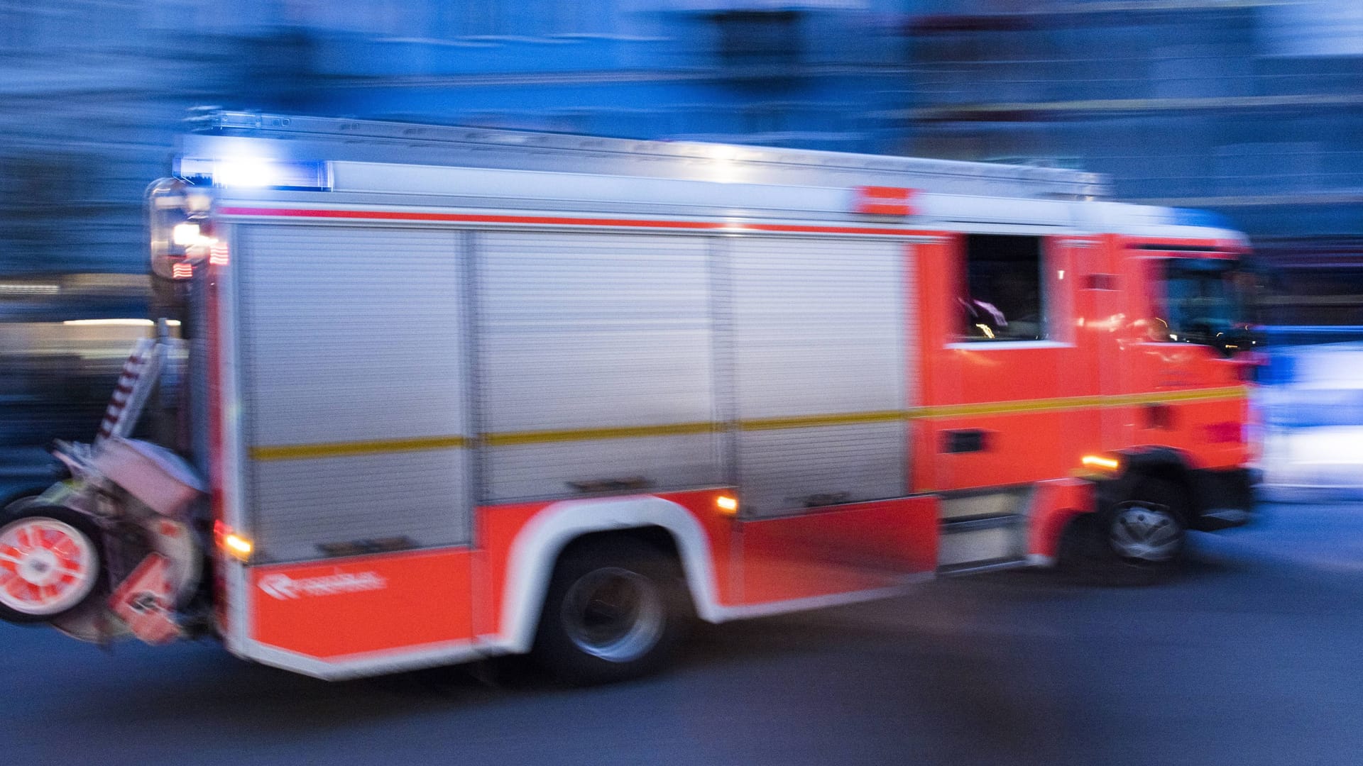 Ein Löschfahrzeug auf dem Weg zum Einsatz (Symbolfoto): In einem Hamburger Hotel ist ein Feuer ausgebrochen. Ein Löschfahrzeug auf dem Weg zum Einsatz (Symbolfoto): In einem Hamburger Hotel ist ein Feuer ausgebrochen.