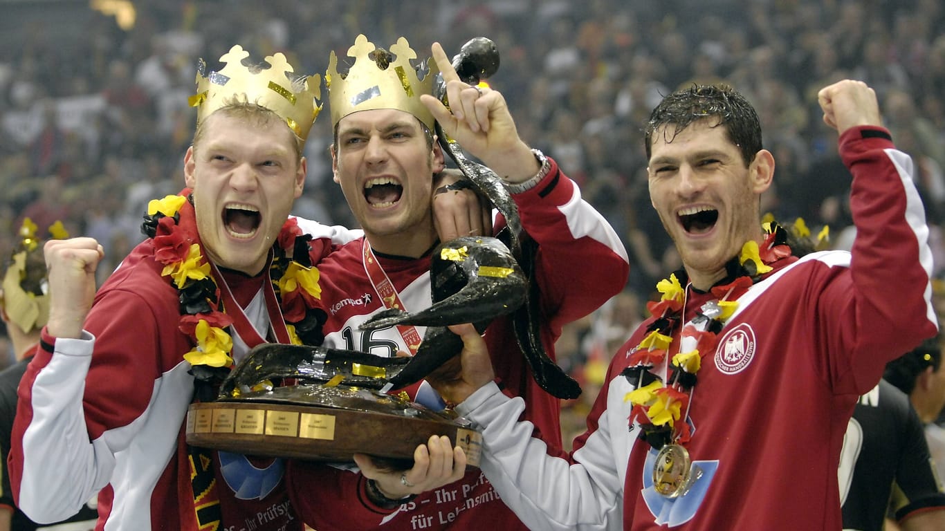 Carsten Lichtlein (Mitte) jubelt mit seinen Torwart-Kollegen Johannes Bitter (links) uns Henning Fritz (rechts): Sie holten 2007 den Titel bei der Heim-WM.