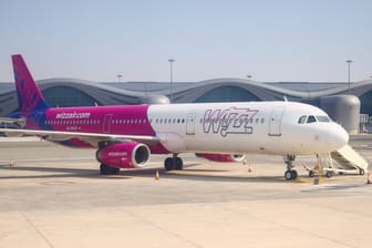 Flieger von Wizz Air auf einem Flughafen (Symbolfoto): Mehrere Passagiere, die nach Köln wollten, kritisieren die Airline in einem Bericht.