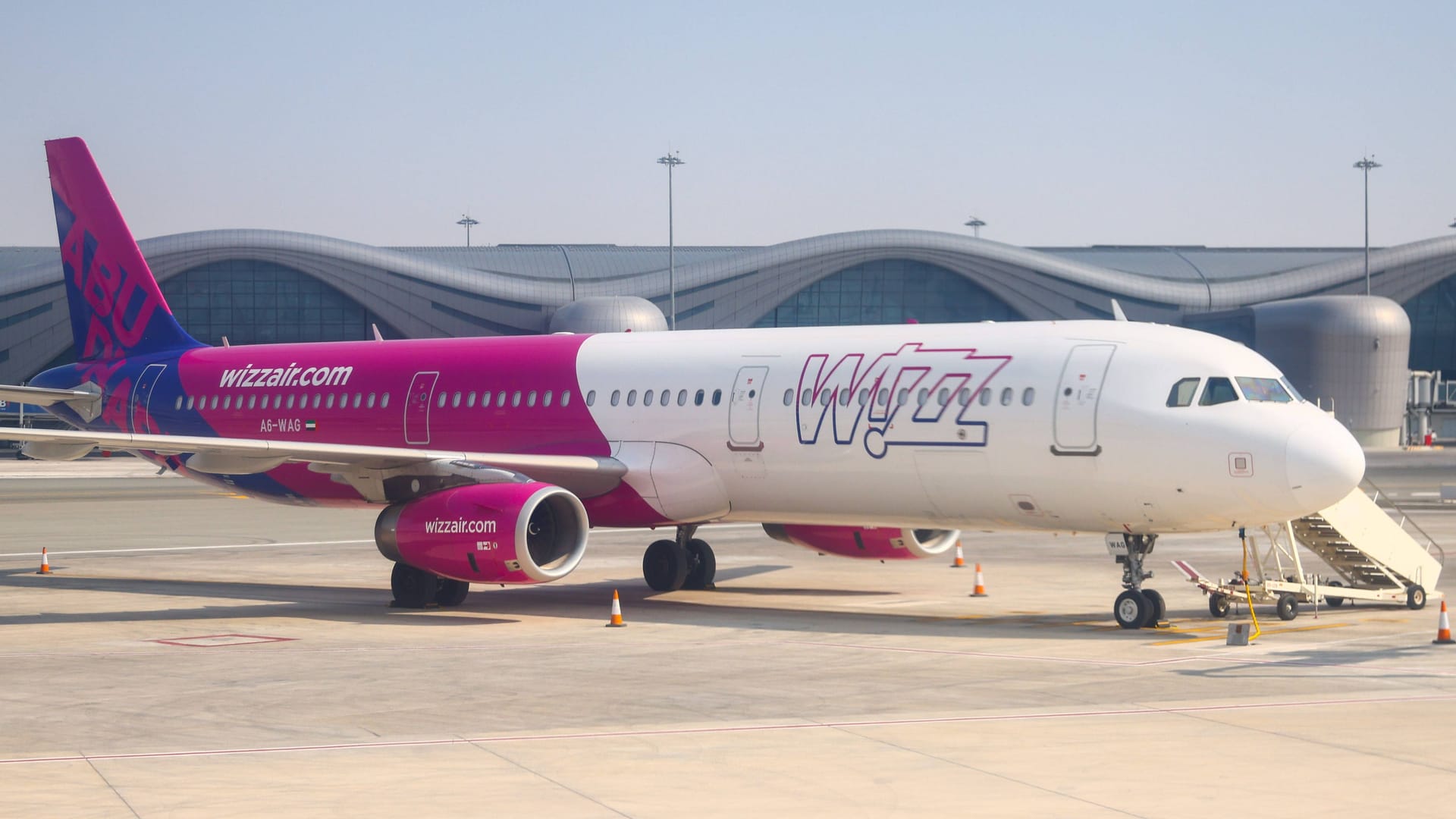 Flieger von Wizz Air auf einem Flughafen (Symbolfoto): Mehrere Passagiere, die nach Köln wollten, kritisieren die Airline in einem Bericht.