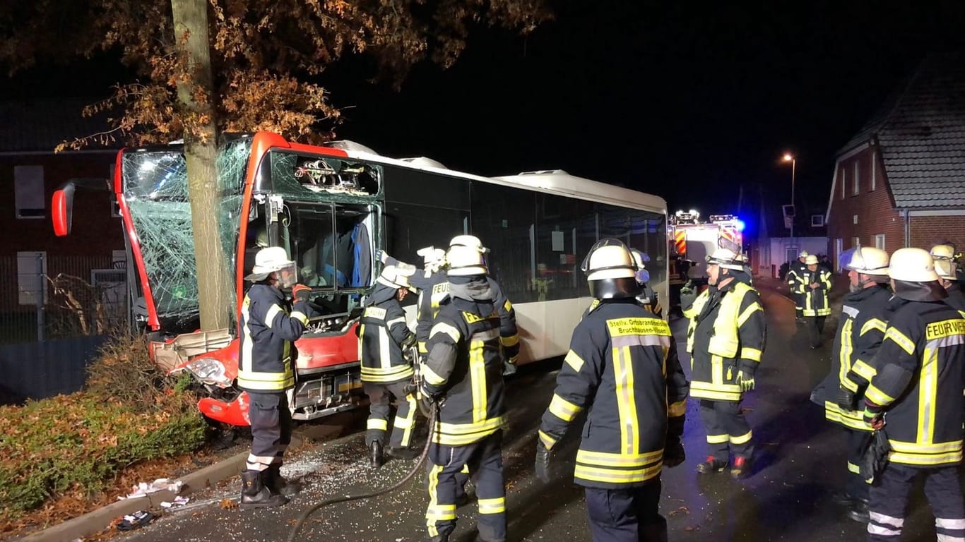 Bus-Unfall in Bruchhausen-Vilsen: Der Schaden ist massiv.