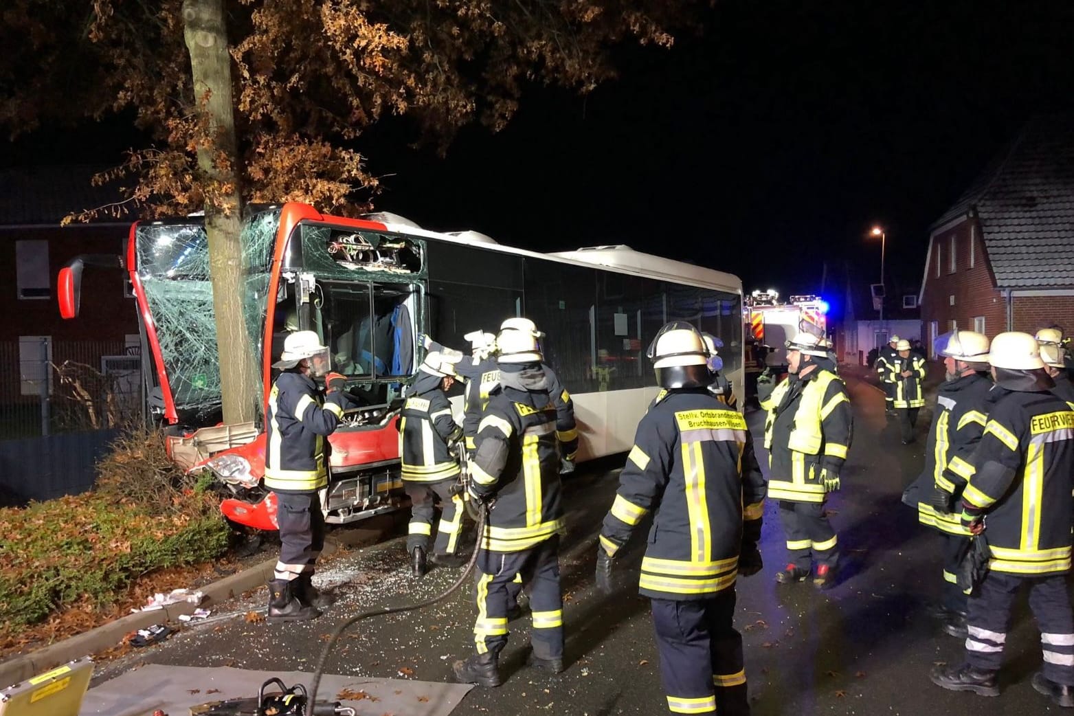 Bus-Unfall in Bruchhausen-Vilsen: Der Schaden ist massiv.