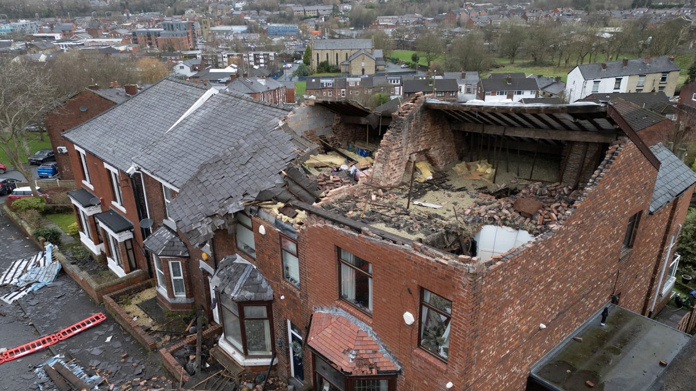 Zerstörung nach mutmaßlichem Tornado in England.