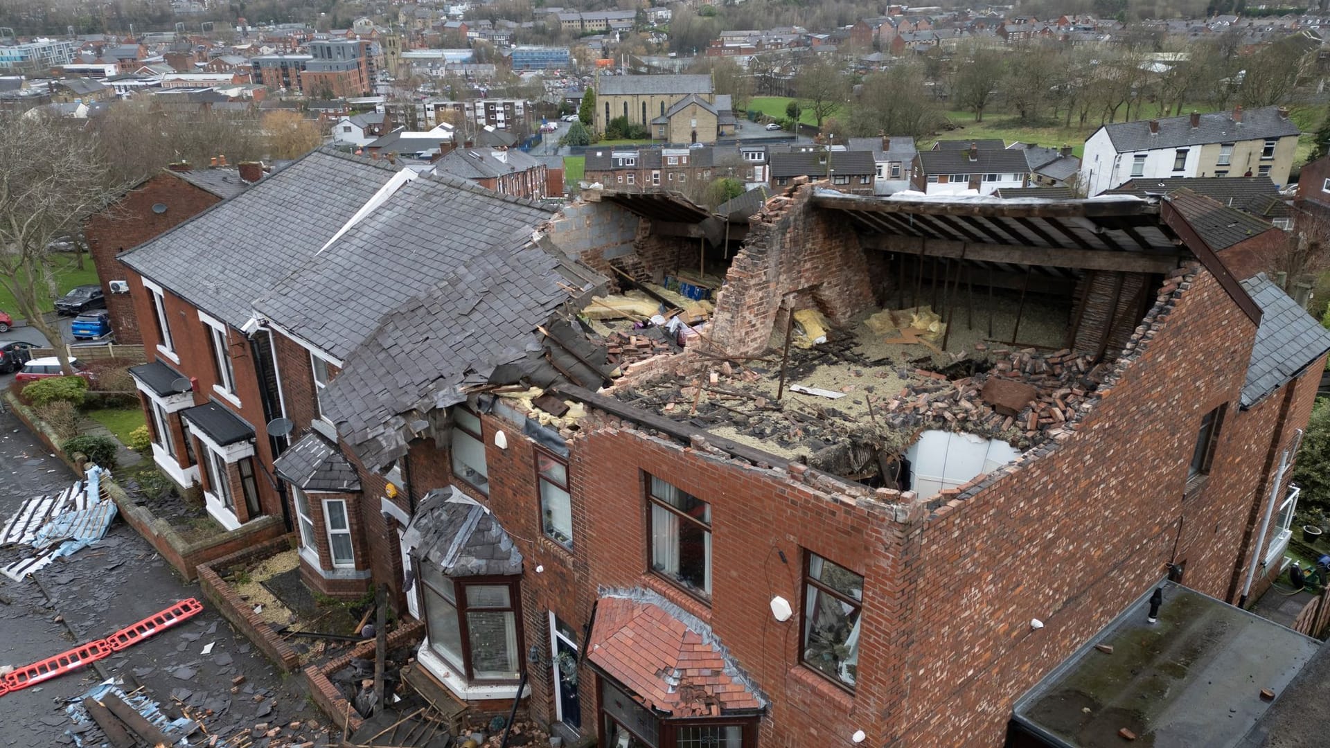 Zerstörung nach mutmaßlichem Tornado in England. Zerstörung nach mutmaßlichem Tornado in England.