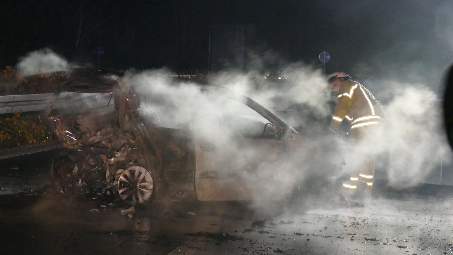 Das ausgebrannte Auto steht auf der A555: Die beiden Insassen kamen ums Leben.