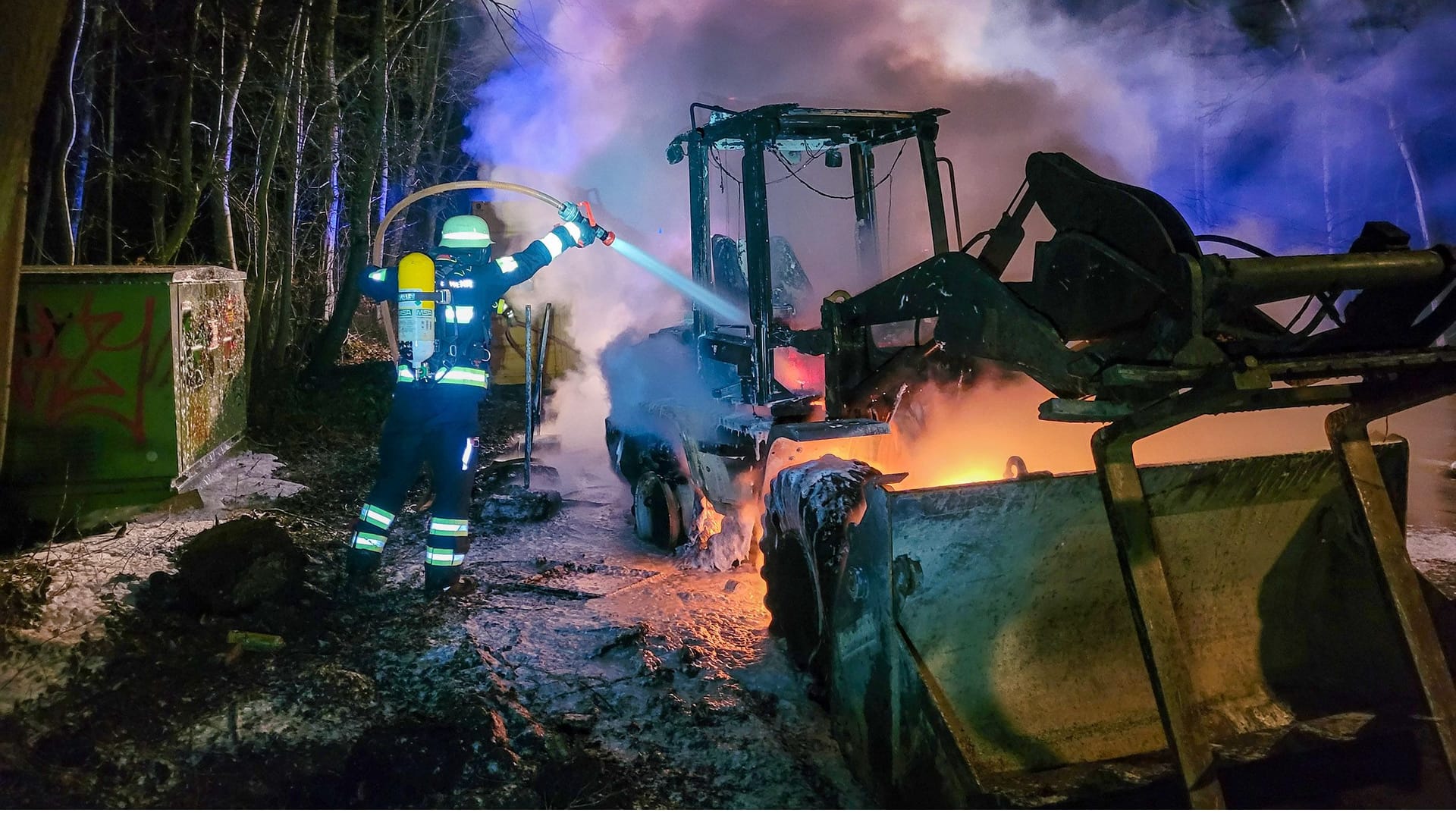 Die Berufsfeuerwehr München müsste in der Nacht von Sonntag auf Montag einen ausgebrannten Radlader löschen: Verletzt wurde bei dem Einsatz niemand. Die Berufsfeuerwehr München müsste in der Nacht von Sonntag auf Montag einen ausgebrannten Radlader löschen: Verletzt wurde bei dem Einsatz niemand.