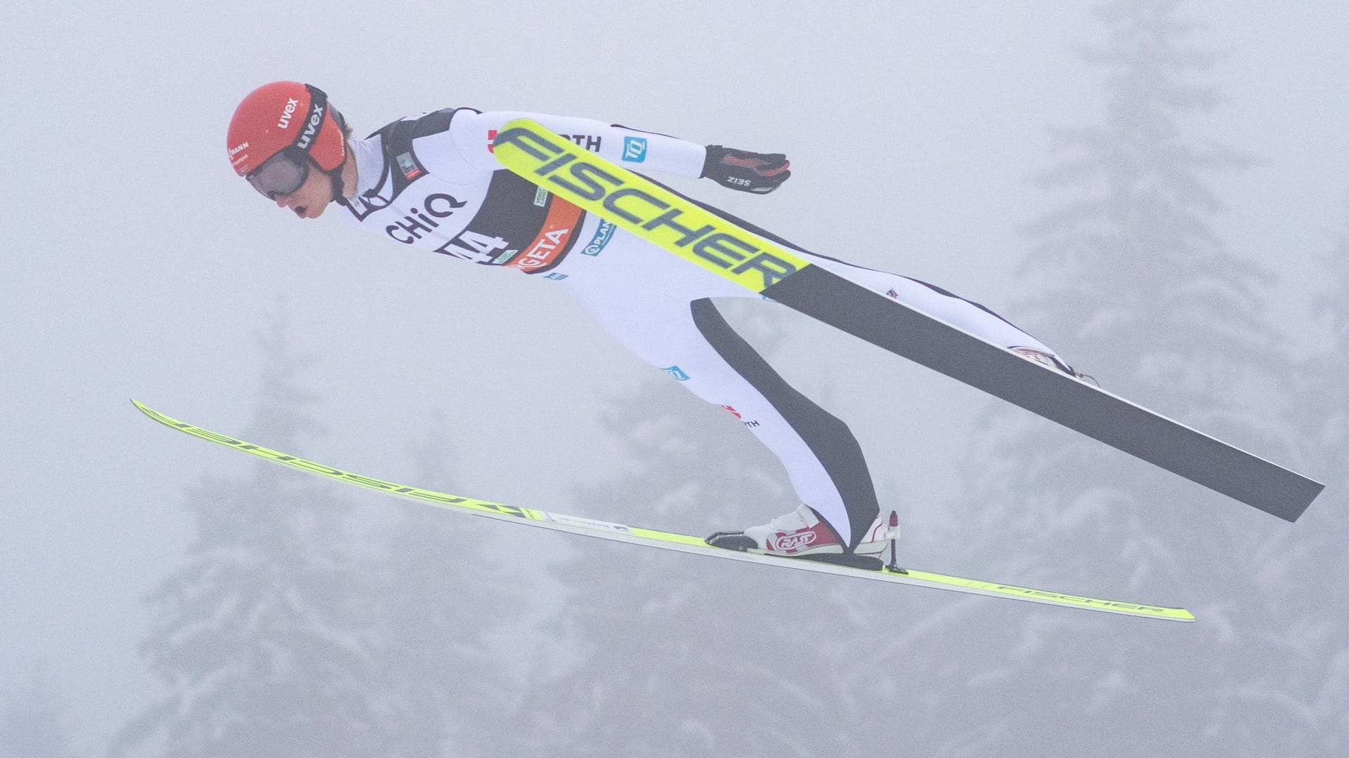 Überflieger: Karl Geiger beim Weltcup in Klingenthal.